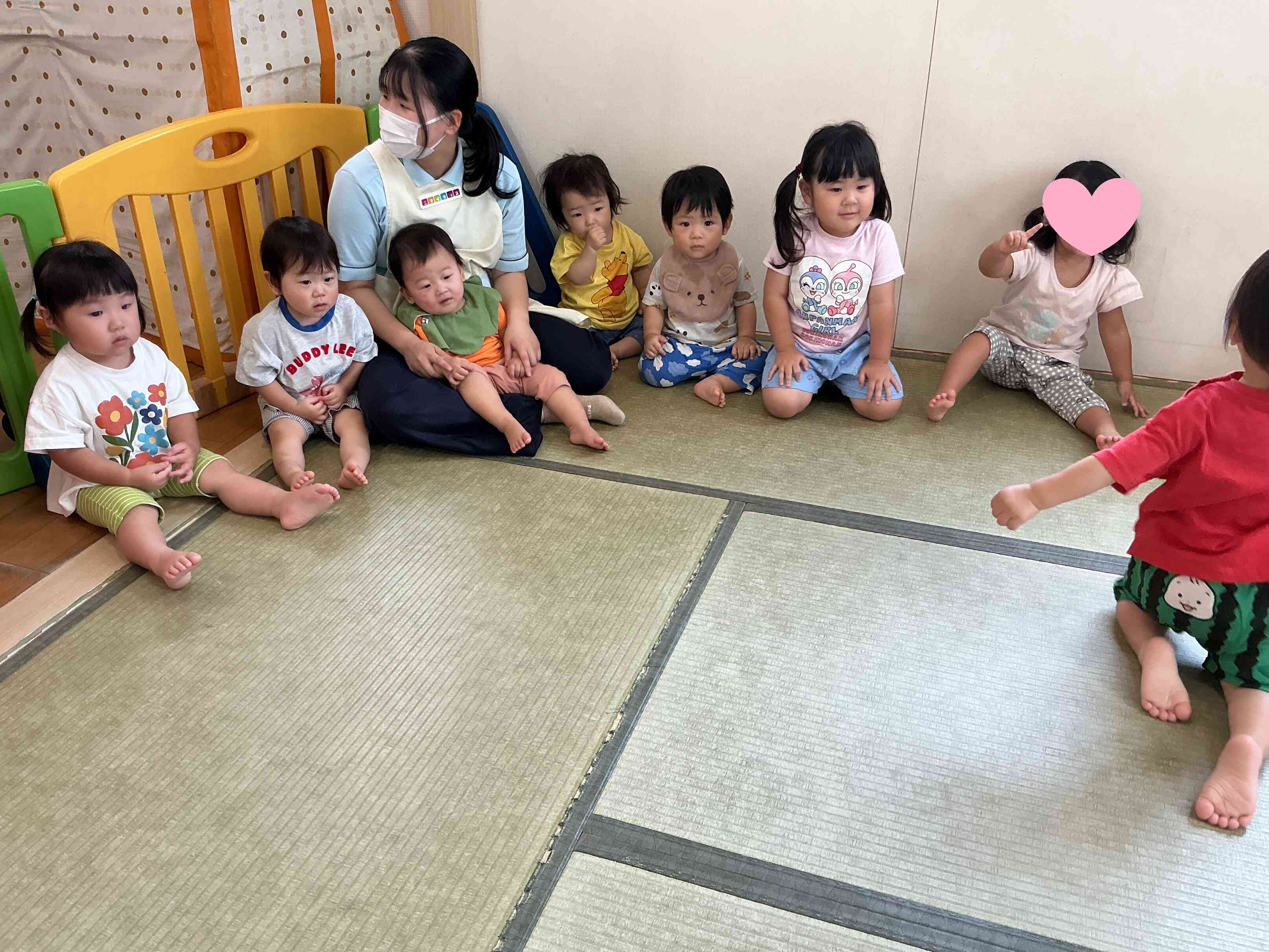みんな興味津々でパネルシアターを見つめます。