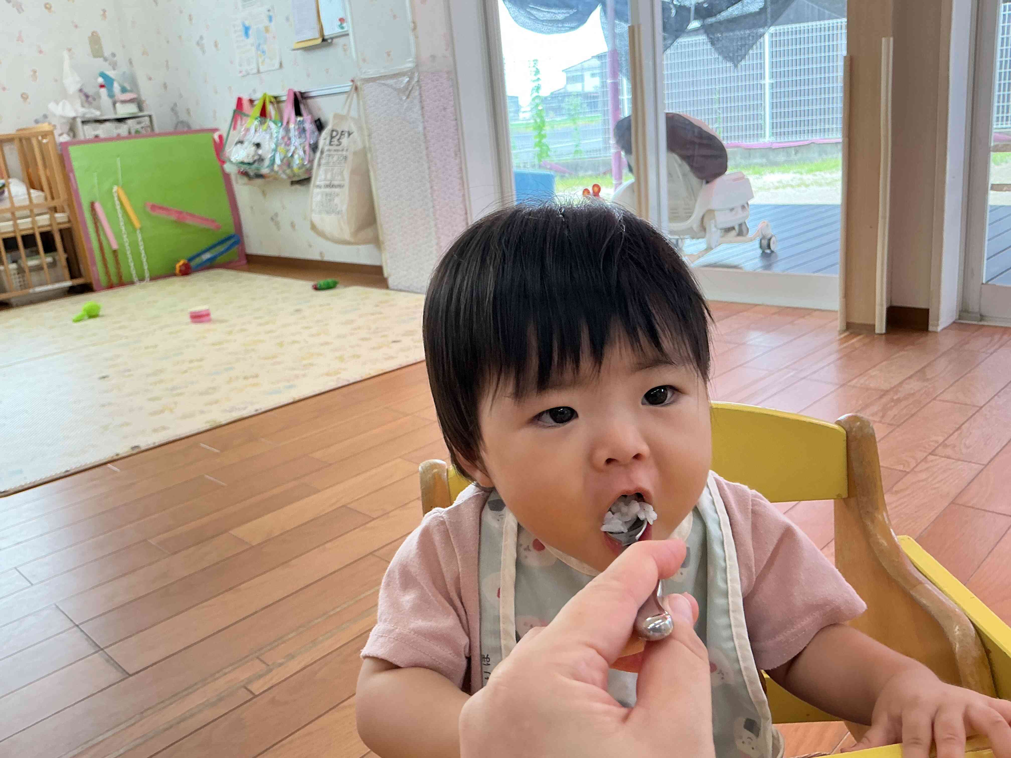 大きなお口を開けてパクリッ。おいしいものいっぱいたべて、すくすく大きくなあれ。