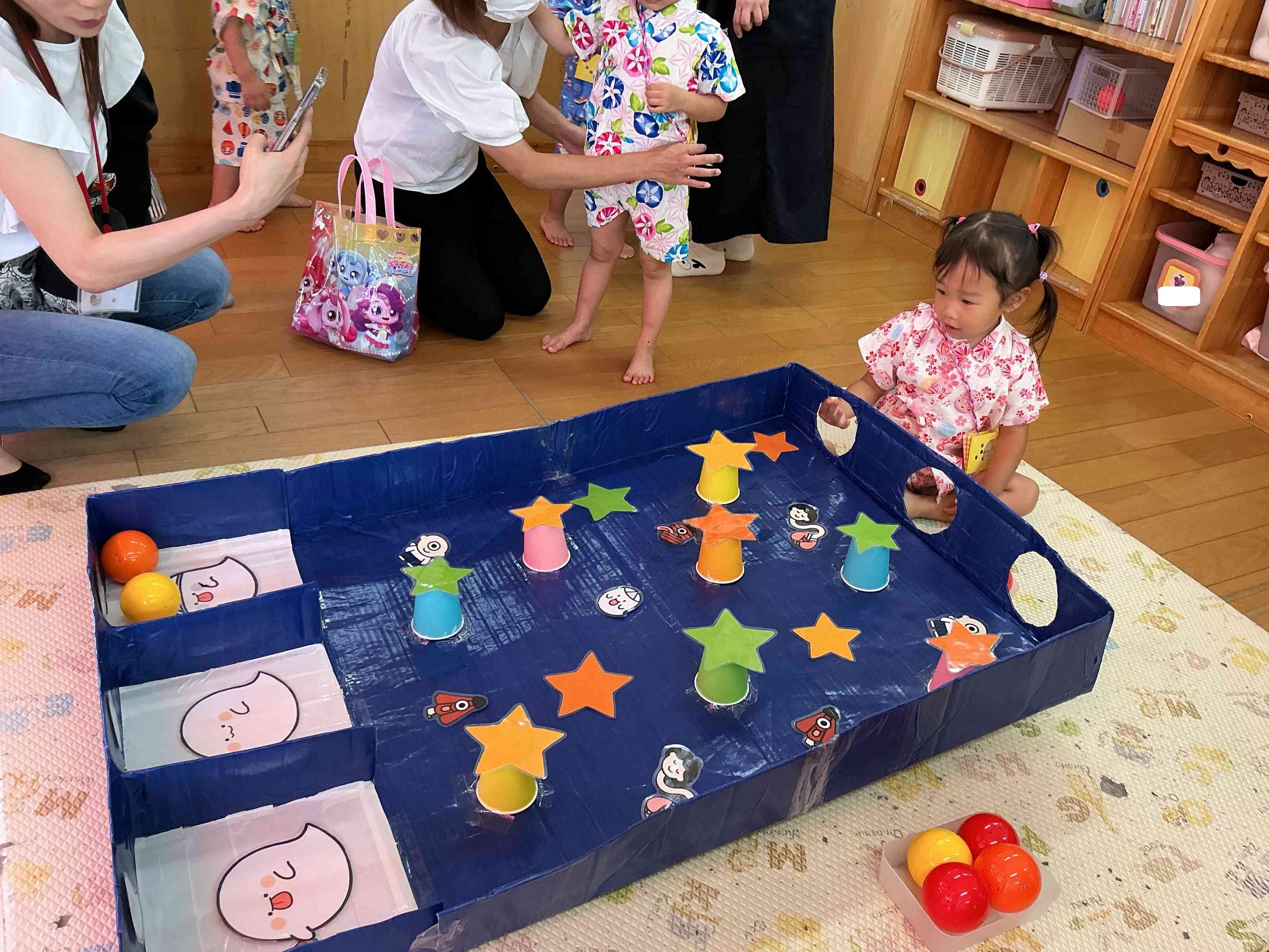 ボールを転がして、どこに入るかドキドキしながら楽しむ「コロコロゲーム」。