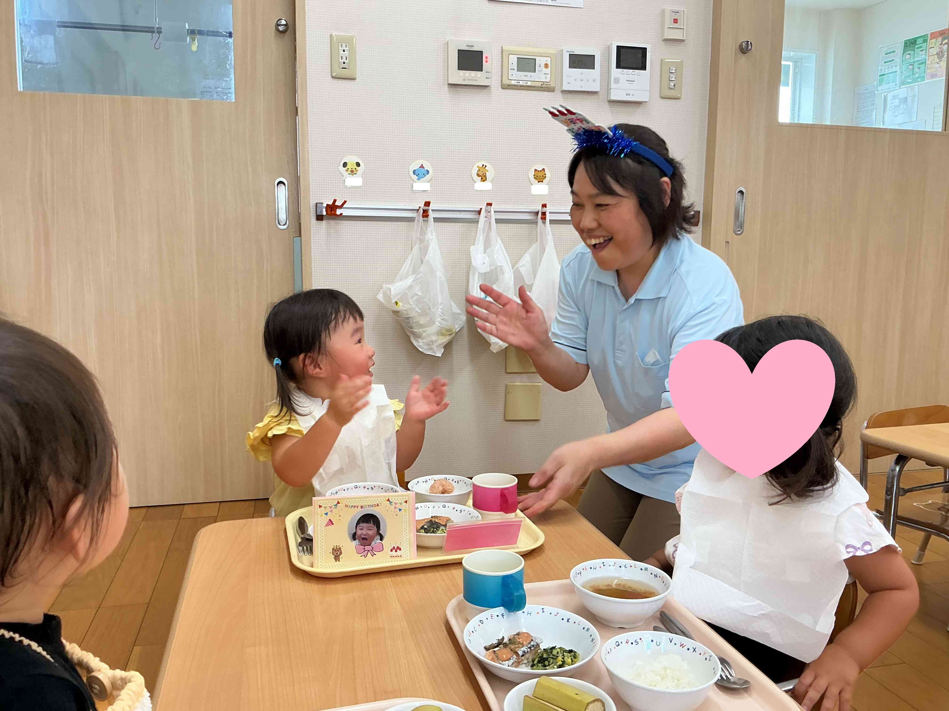給食の先生がバースデー給食を持って来てくれて、ニコニコ大喜びのおともだち。