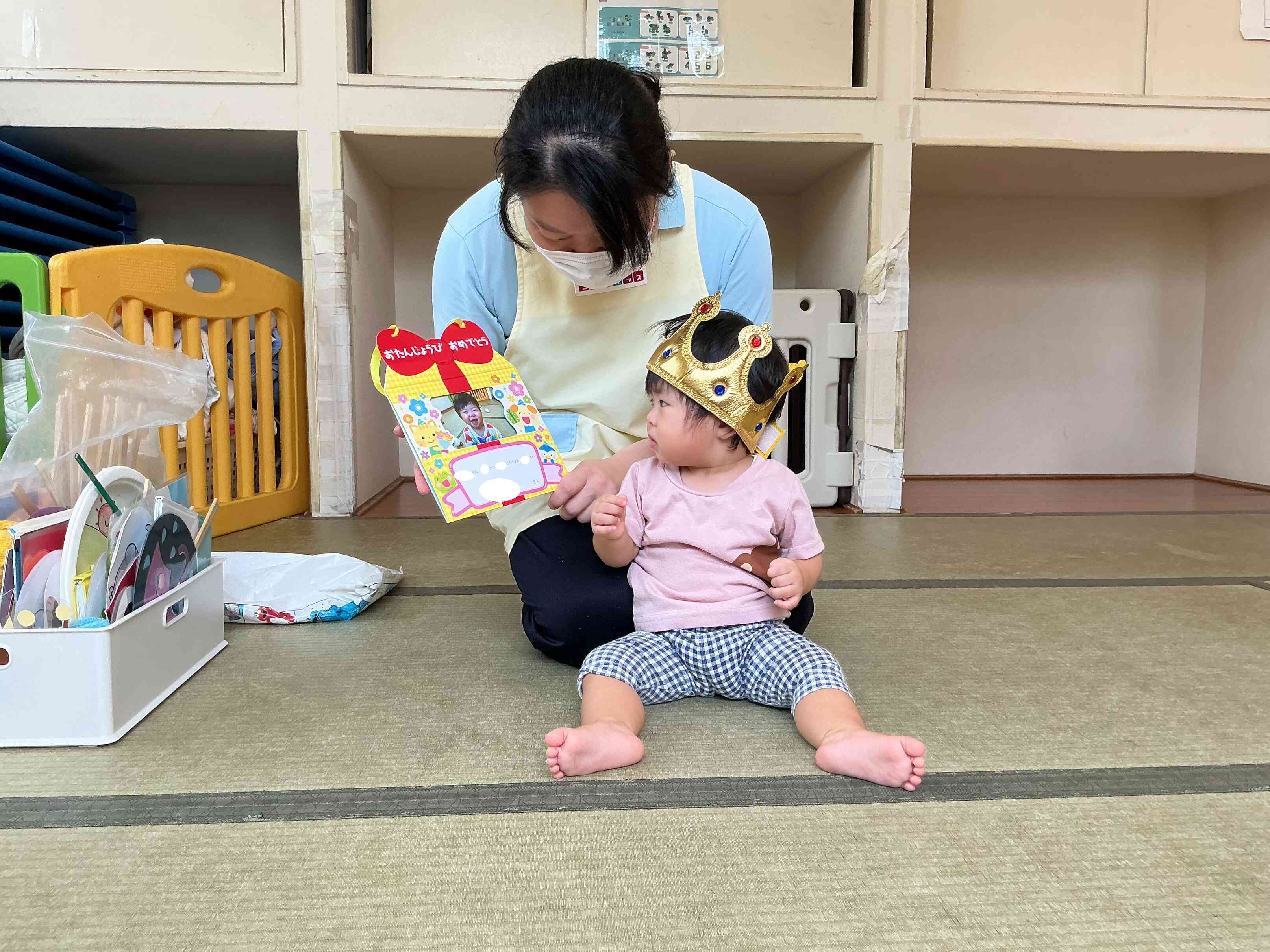 可愛いお写真がついたお誕生日カード。じーっと見ていますよ。