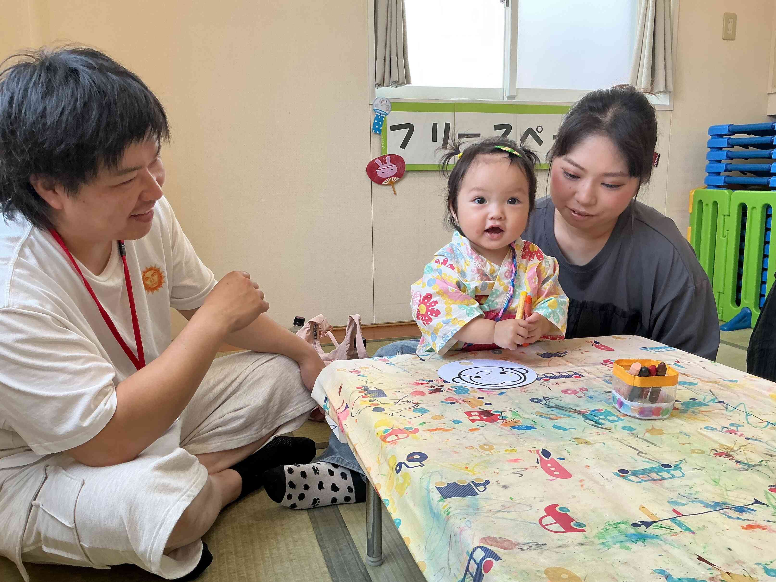 おさるさんのうちわをぬりぬりするよ~。