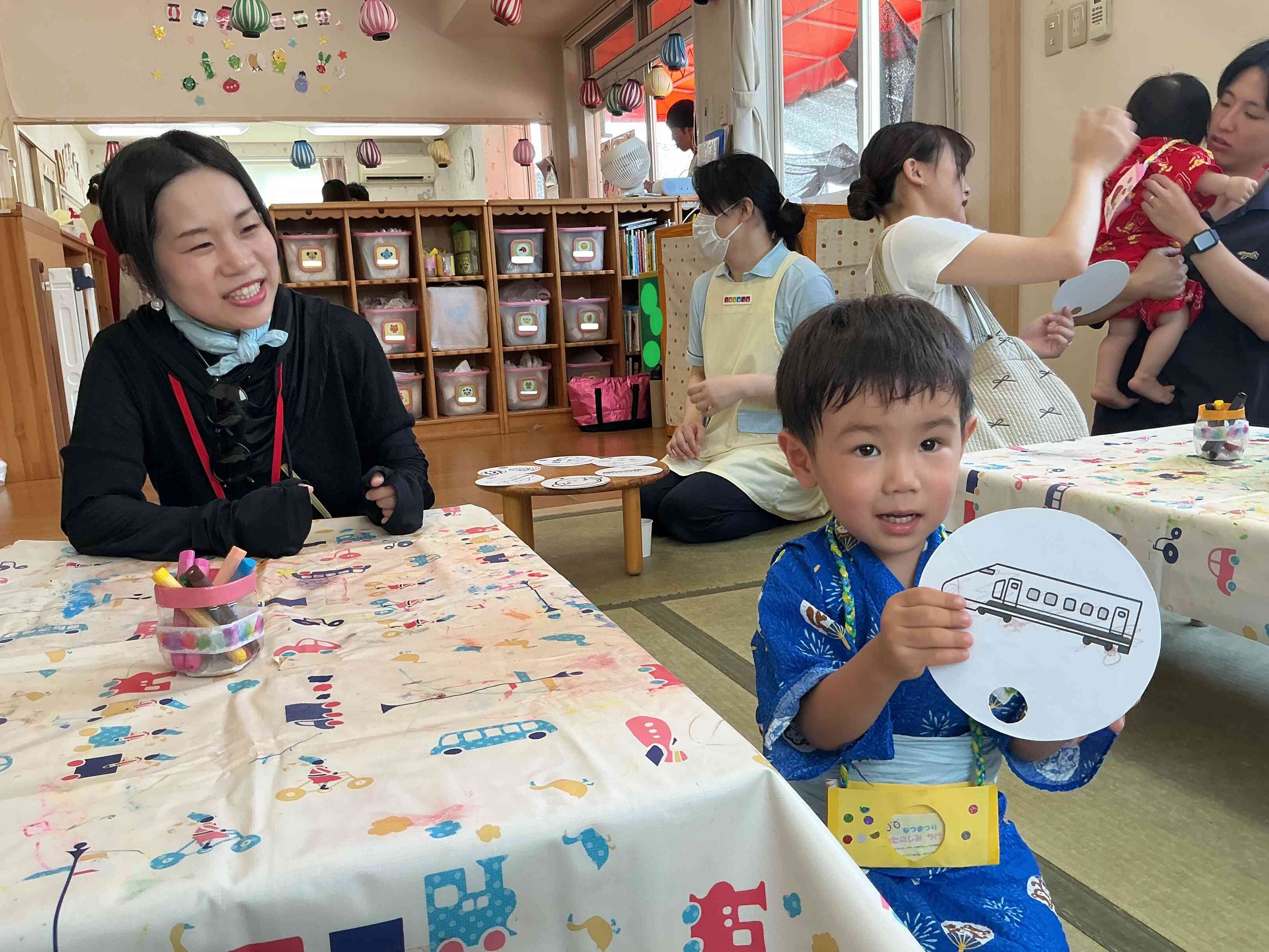 色々な模様のうちわ、お気に入りの模様を選んでクーピーでぬりぬり。素敵なうちわの完成。