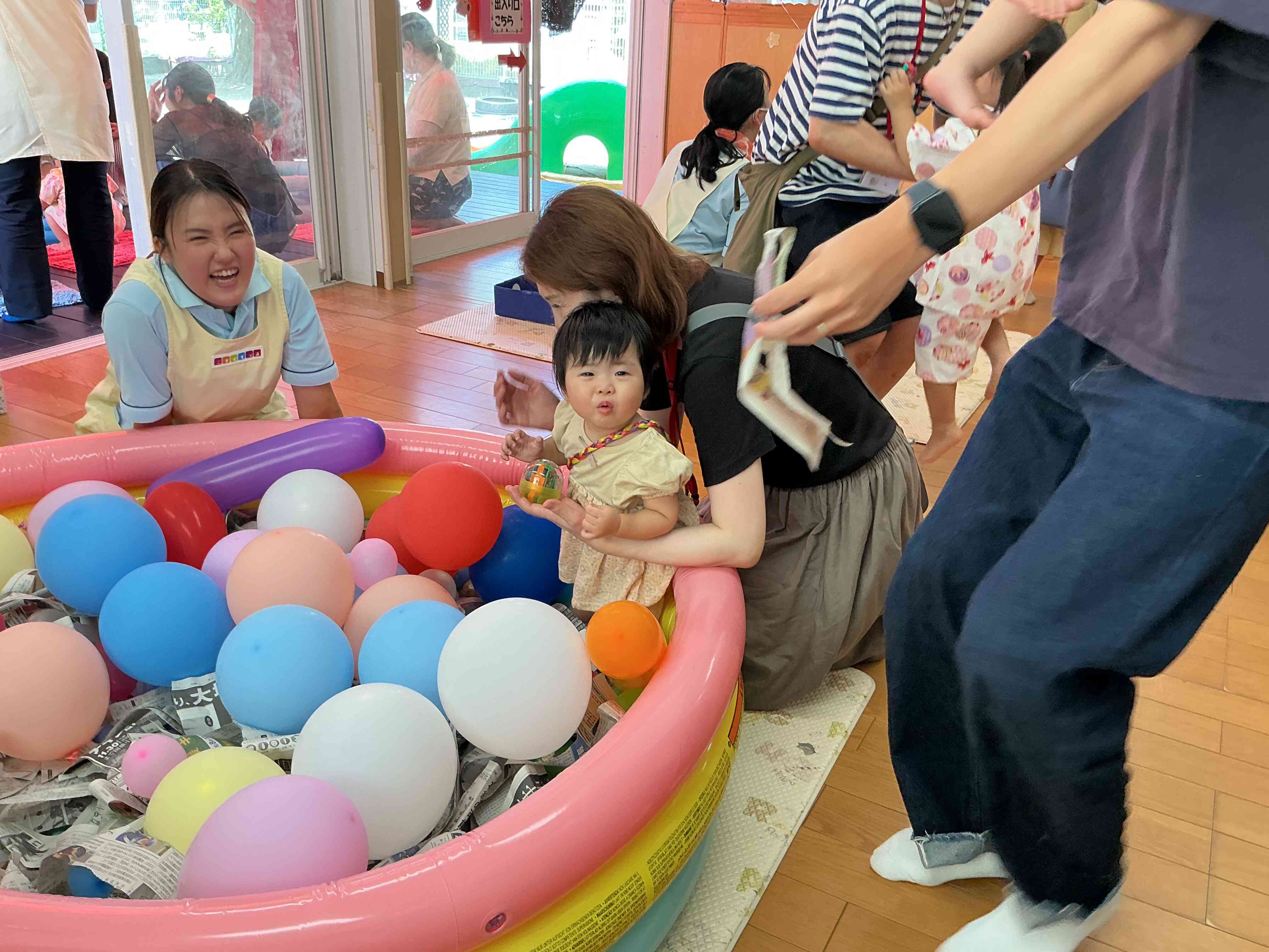 風船プールの中の宝探し。