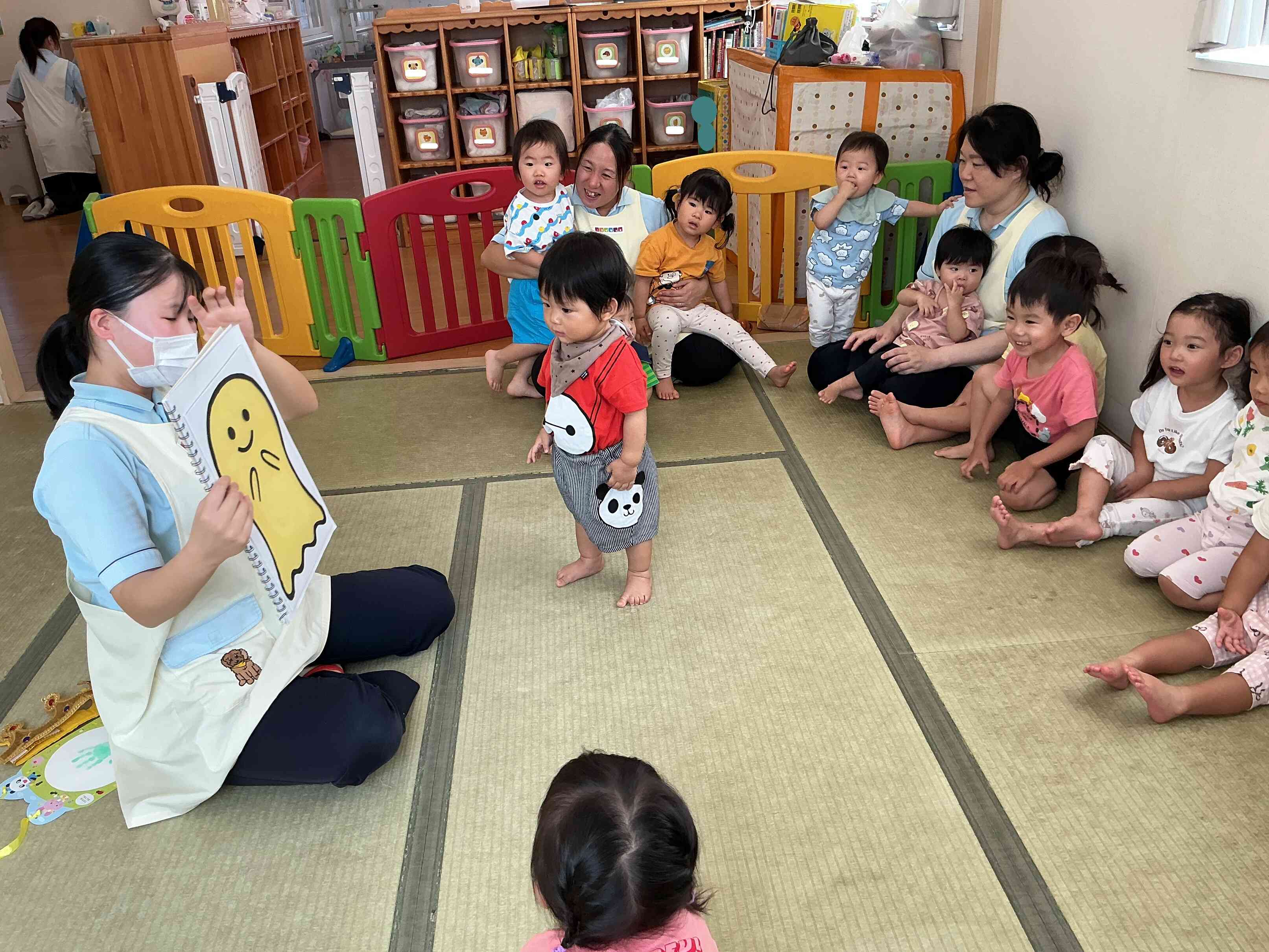 保育者からのプレゼントは、「オバケちゃん」のスケッチブックシアターでした。