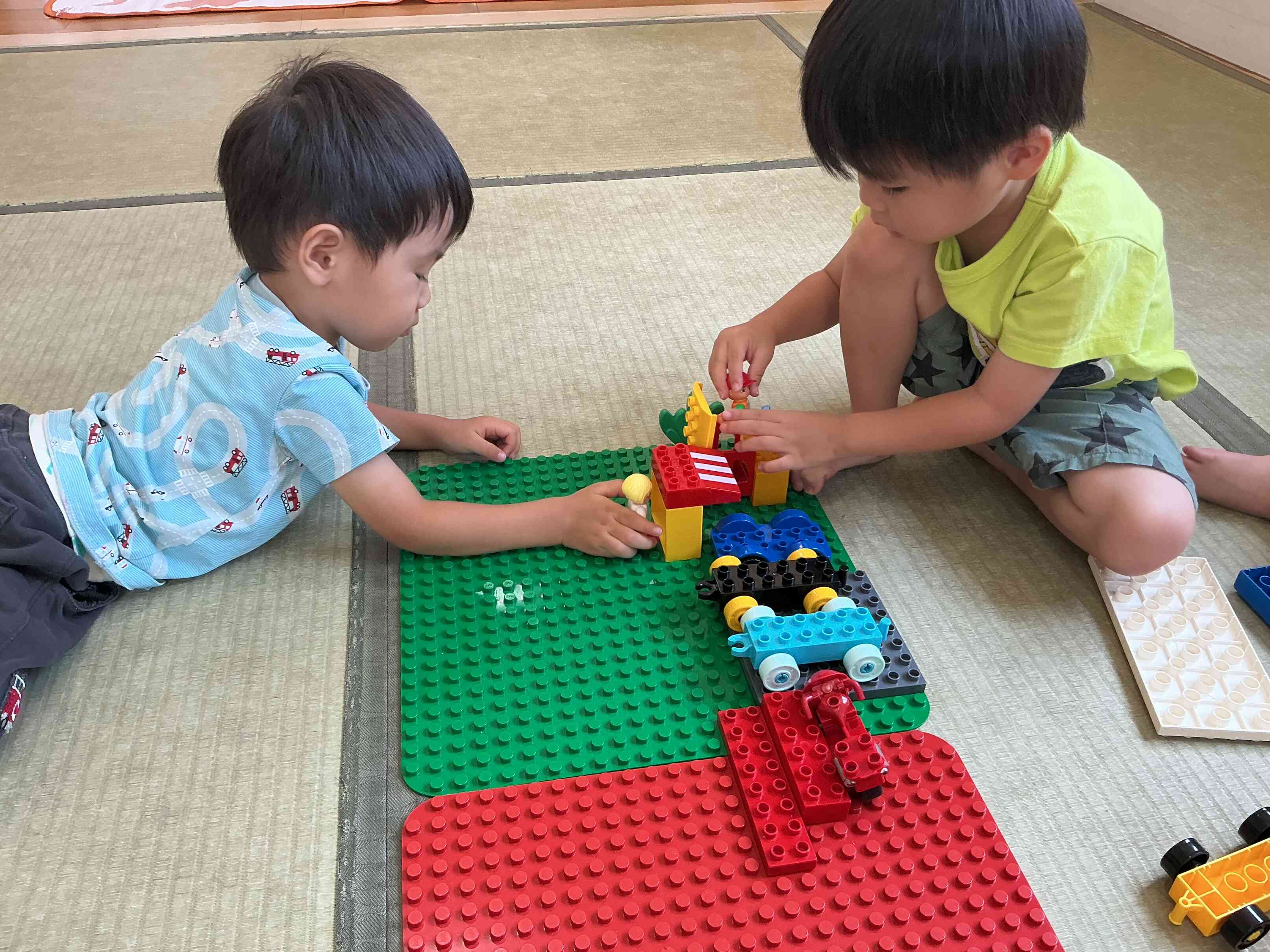 新しいおもちゃにニコニコ