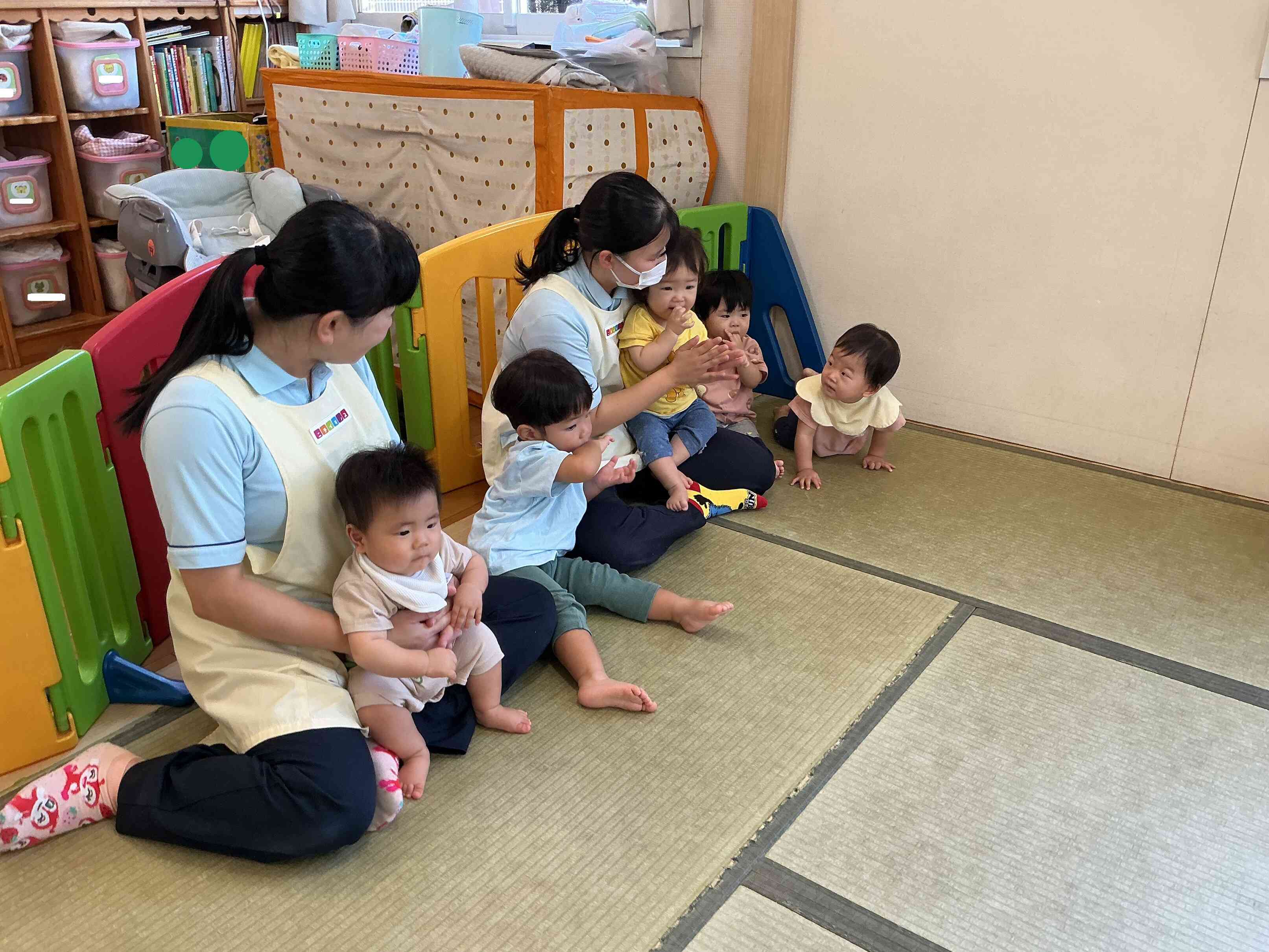 ひよこぐみ(0歳児)のお友だちもお祝いしてくれましたよ。