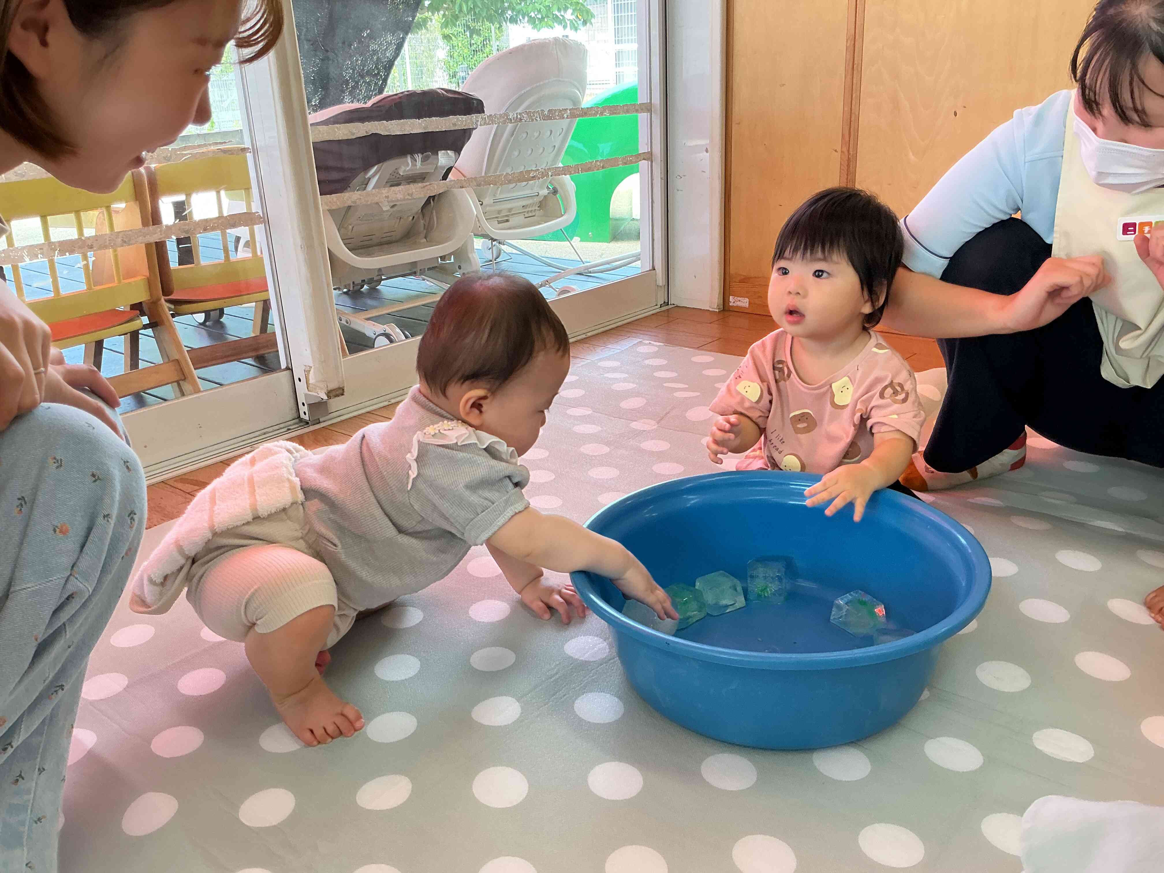 子育てひろばに遊びに来てくれたお友だちと一緒に遊びましたよ。