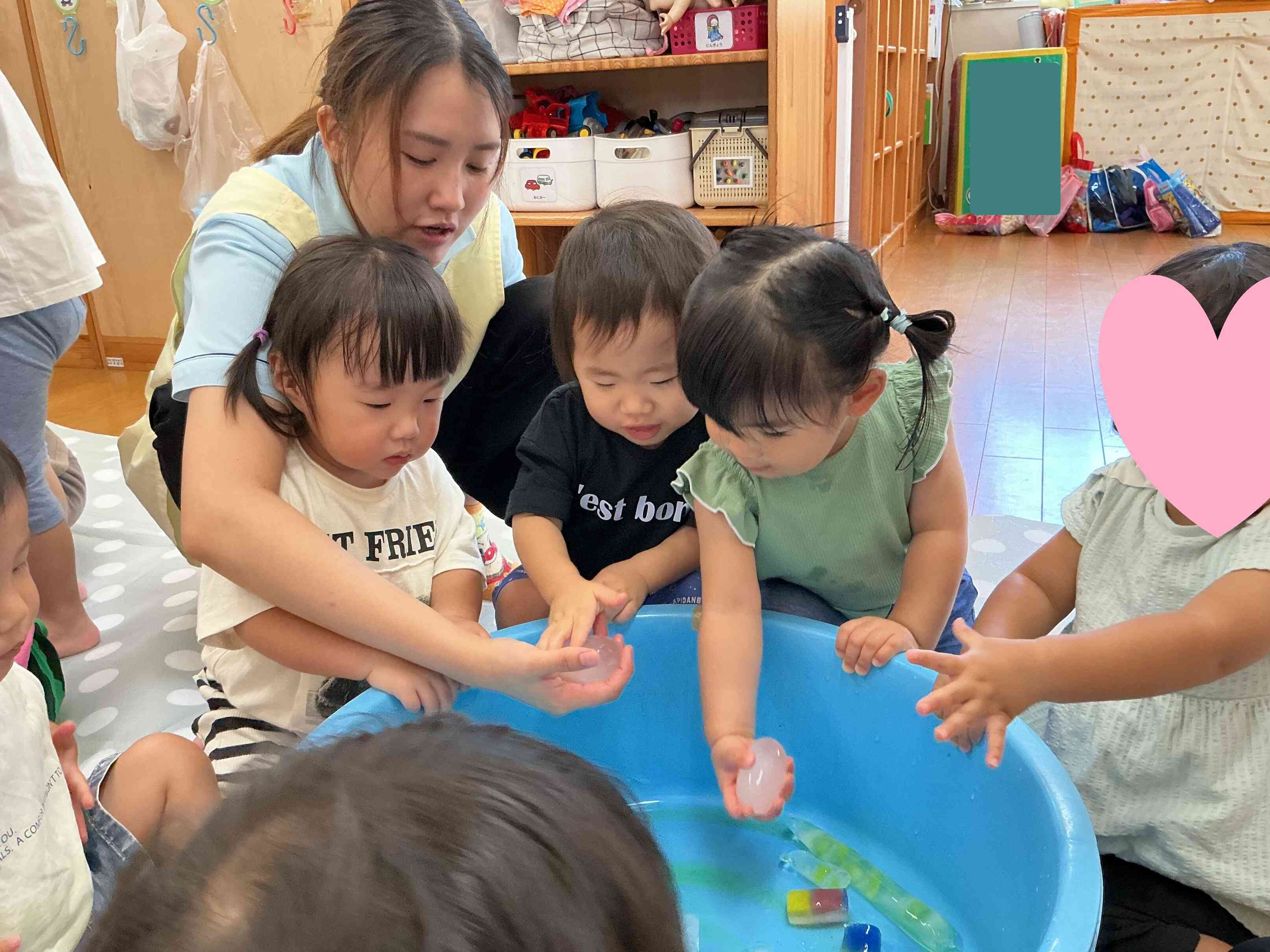氷の冷たさを手の平で楽しむ子ども達。