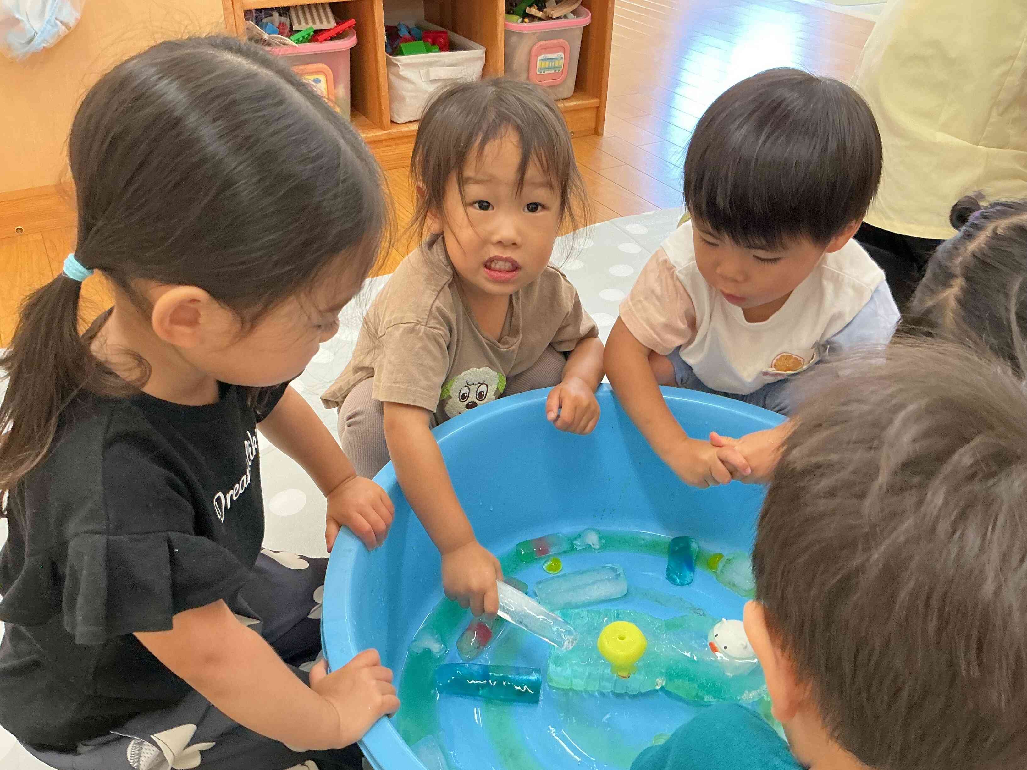 氷の冷たさにビックリのおともだち。