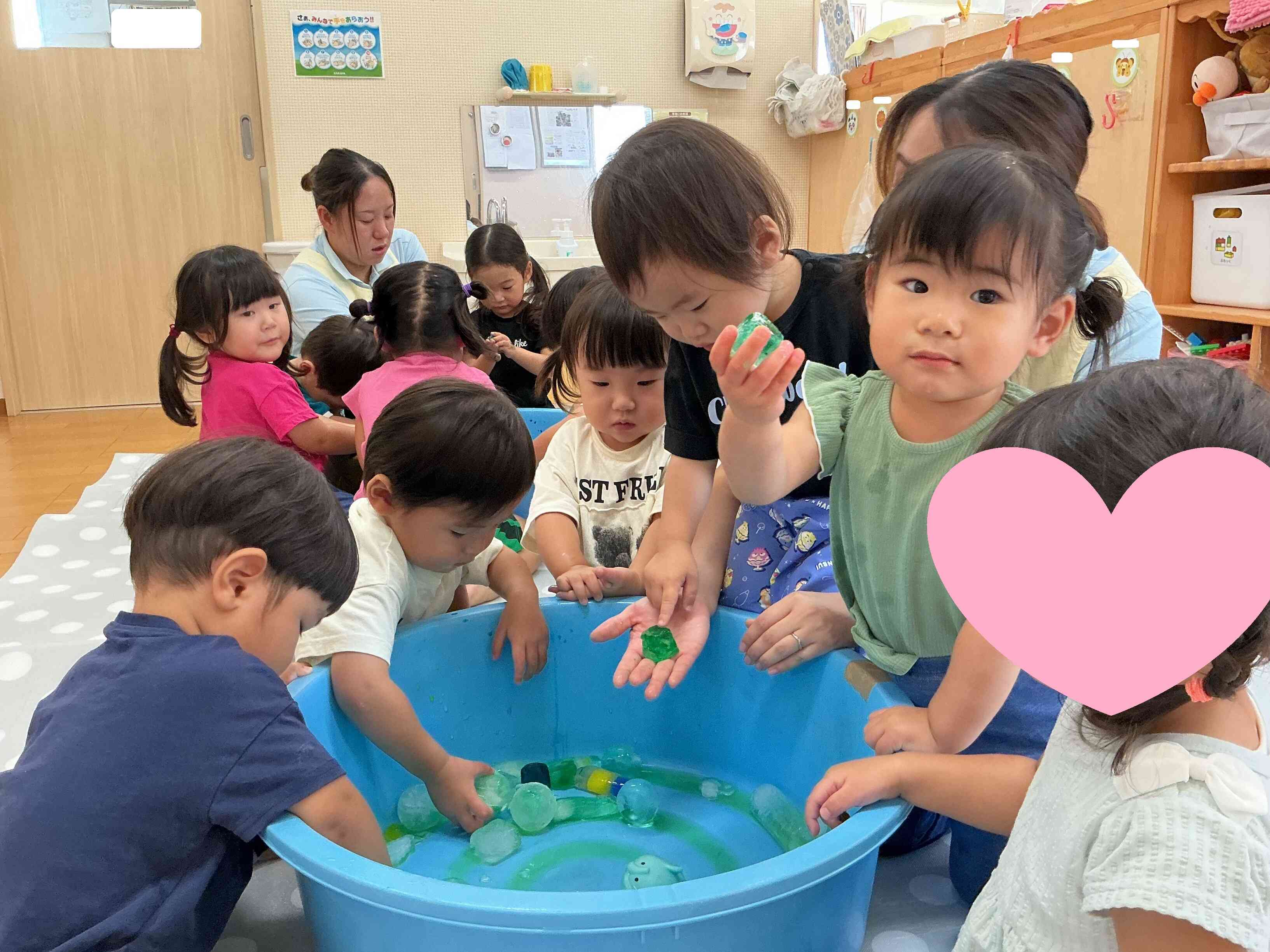 色んな形や大きさ、そして色んな色の氷を触って楽しみました。