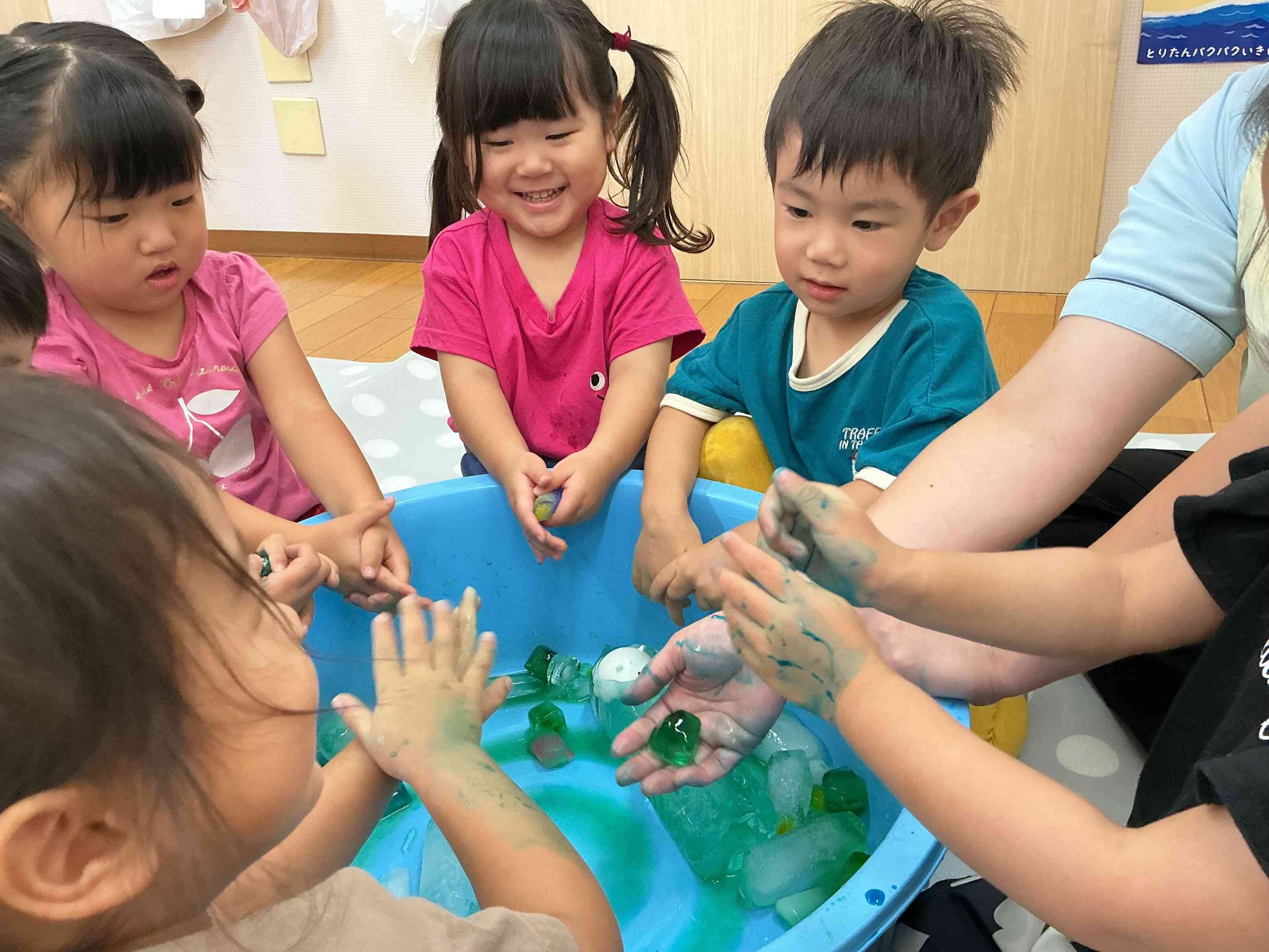 氷あそび(子育てひろば)