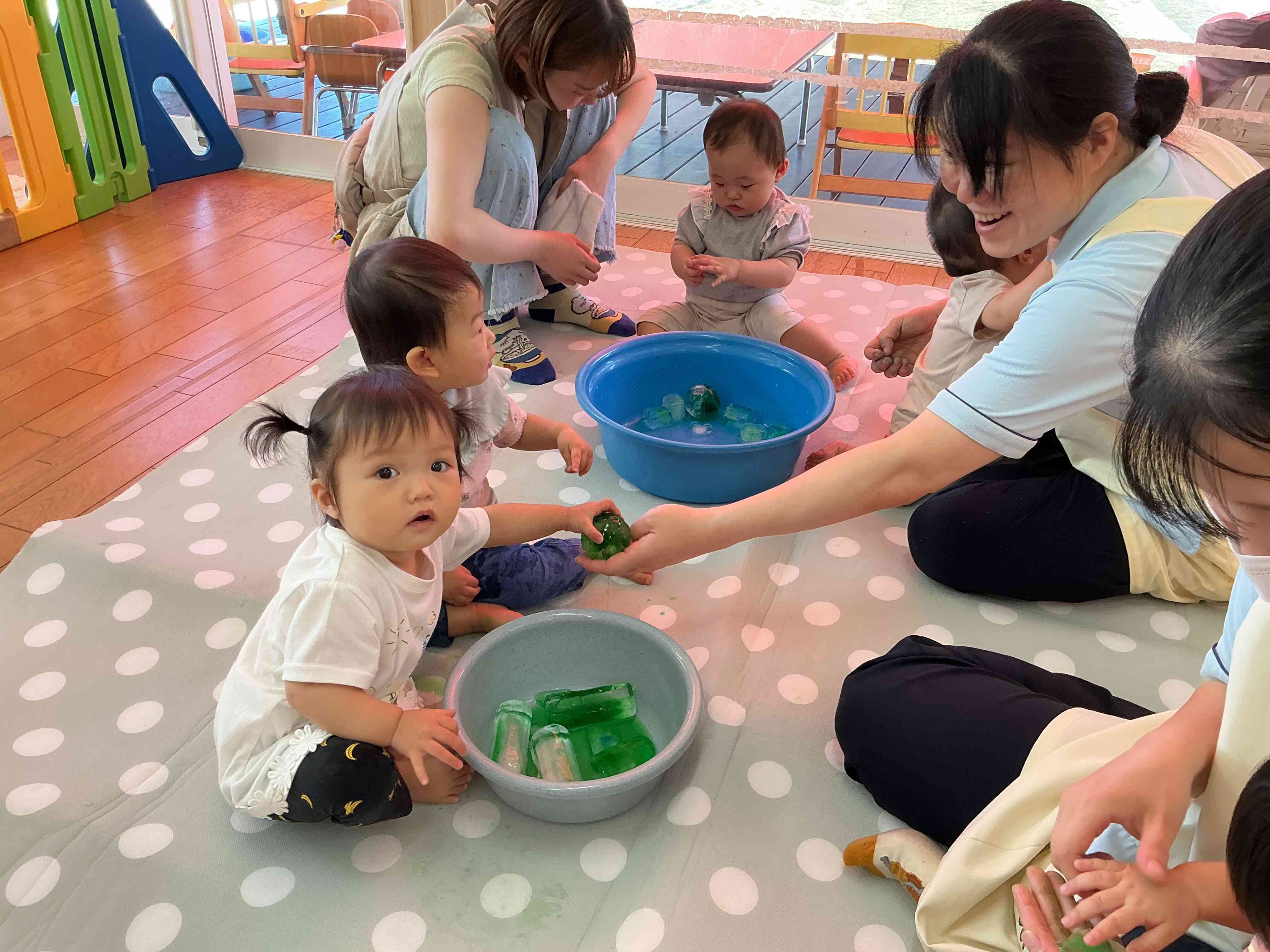 つめた~い氷、さわってみるよ~。