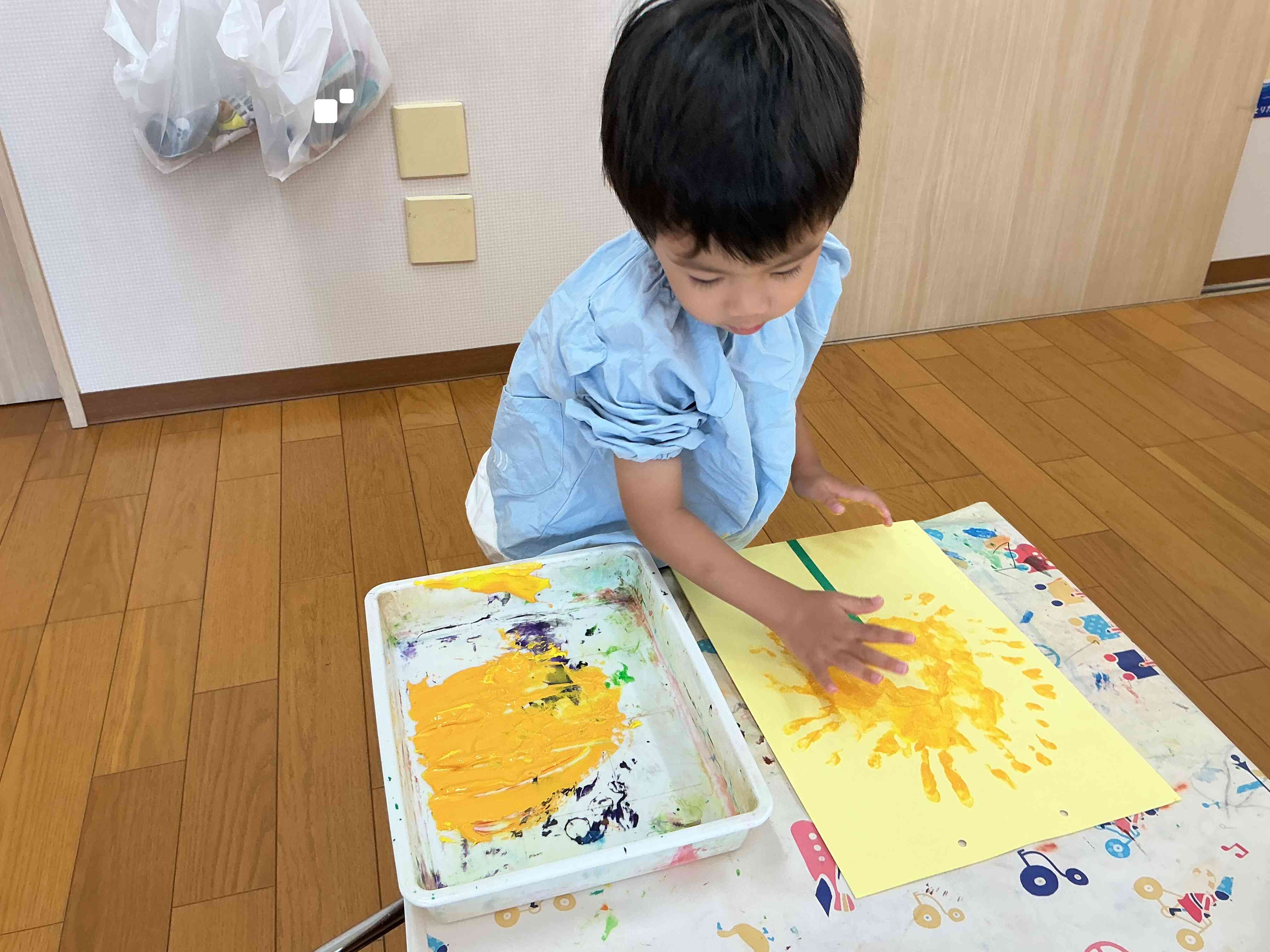 手型で作った大きなひまわり