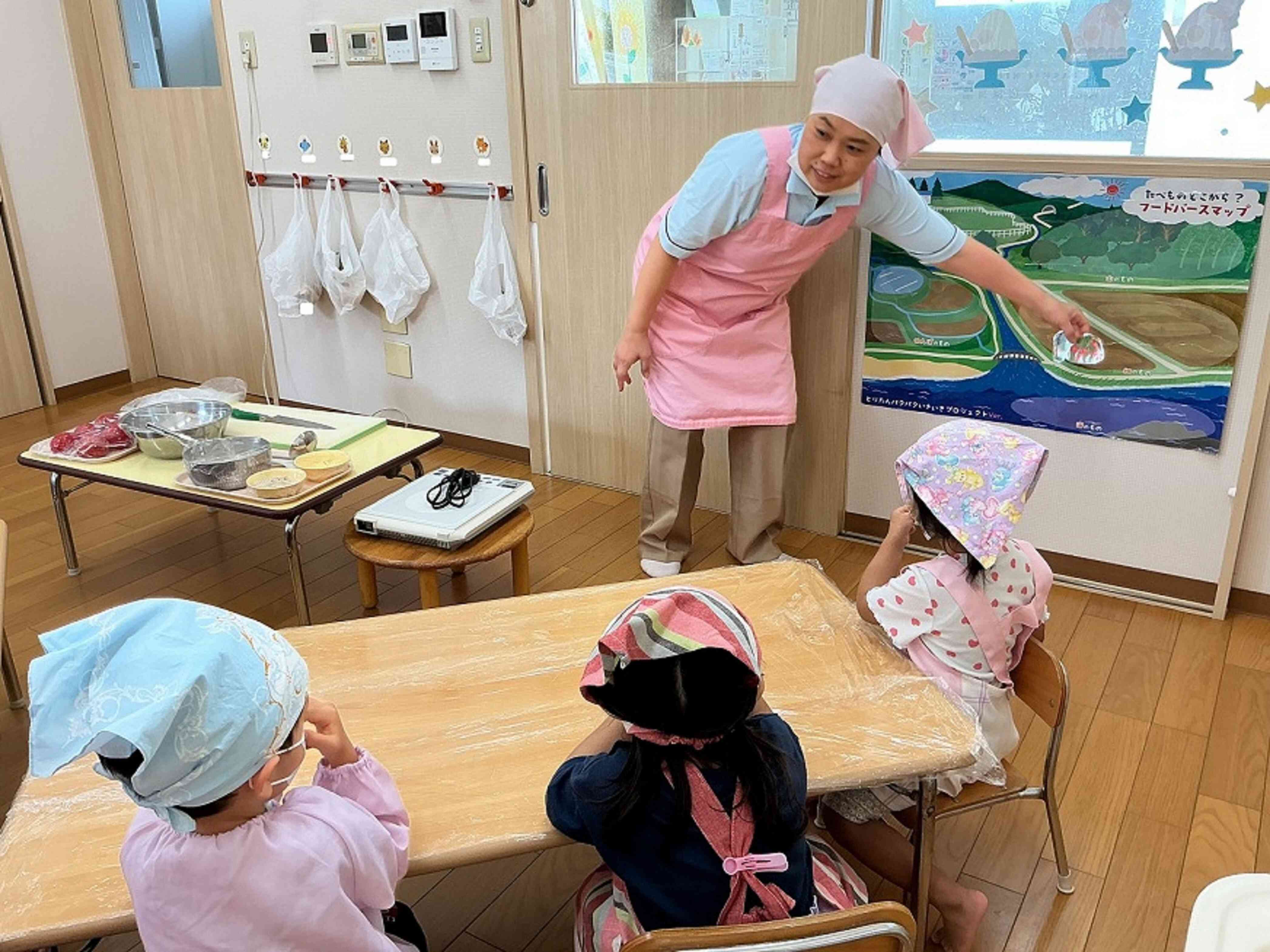トマトはどこでとれるのかな~。栄養士の先生がフードマップで教えてくれました。