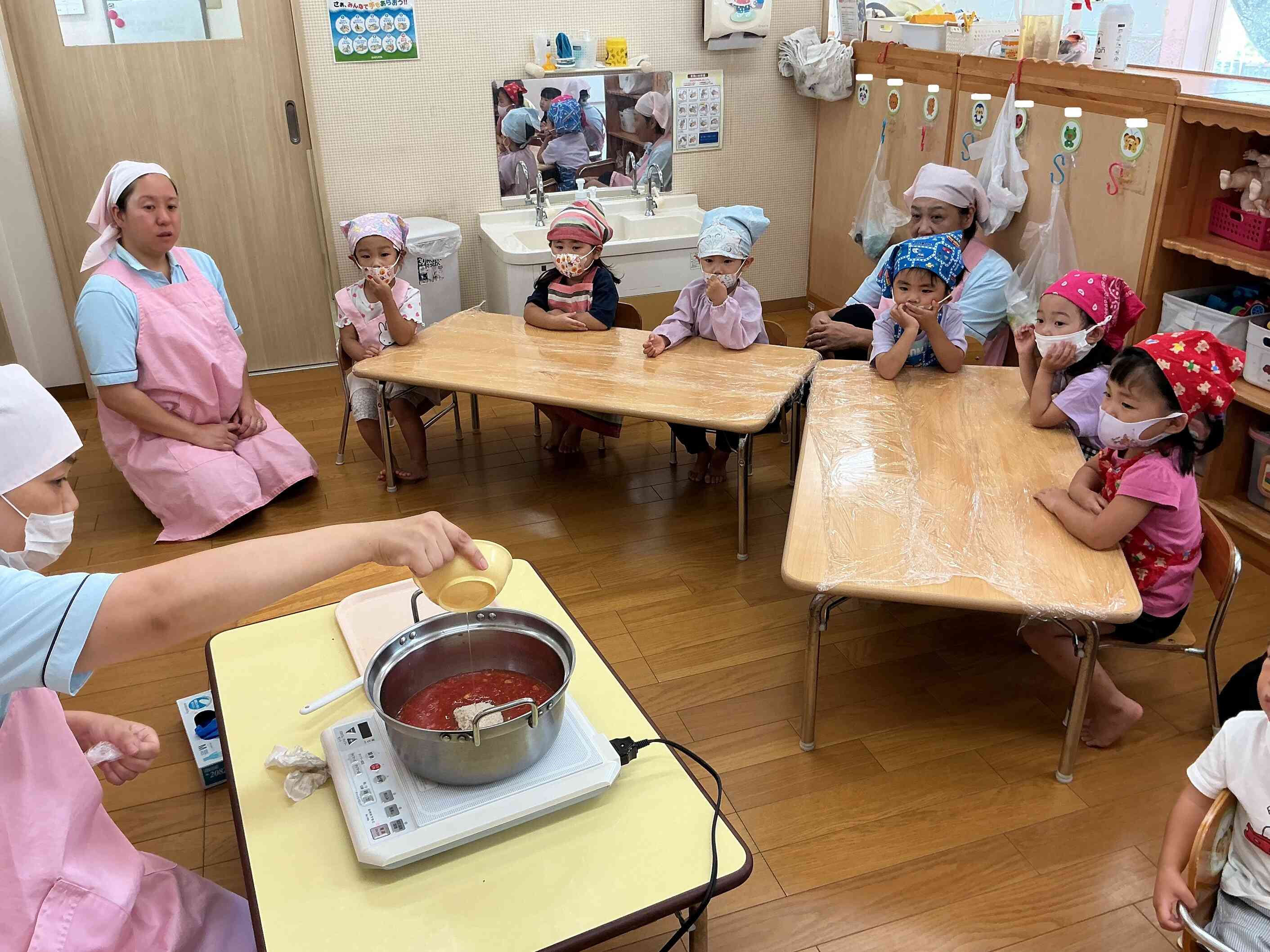 もみもみしたトマトが入った大きなお鍋に、栄養士の先生が「お砂糖」と「レモン汁」を入れておいしくお料理してくれました。
