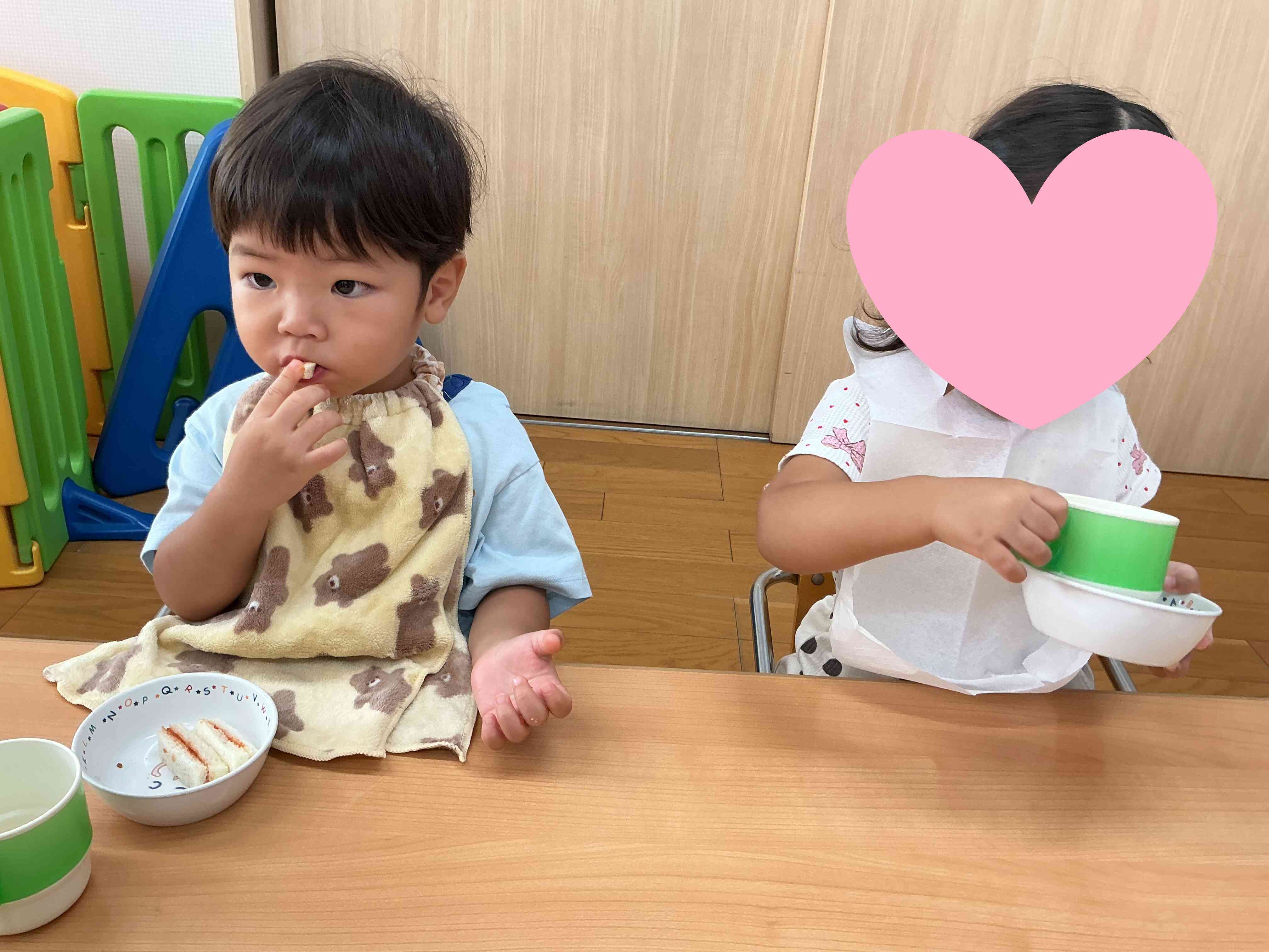 子ども達がもみもみまぜまぜしてくれた「トマトジャム」を給食の先生がおいしく完成させてくれ、午後のおやつのジャム食パンにたっぷり塗ってくれました。み~んな「おいし~」とニコニコでたくさん食べましたよ。