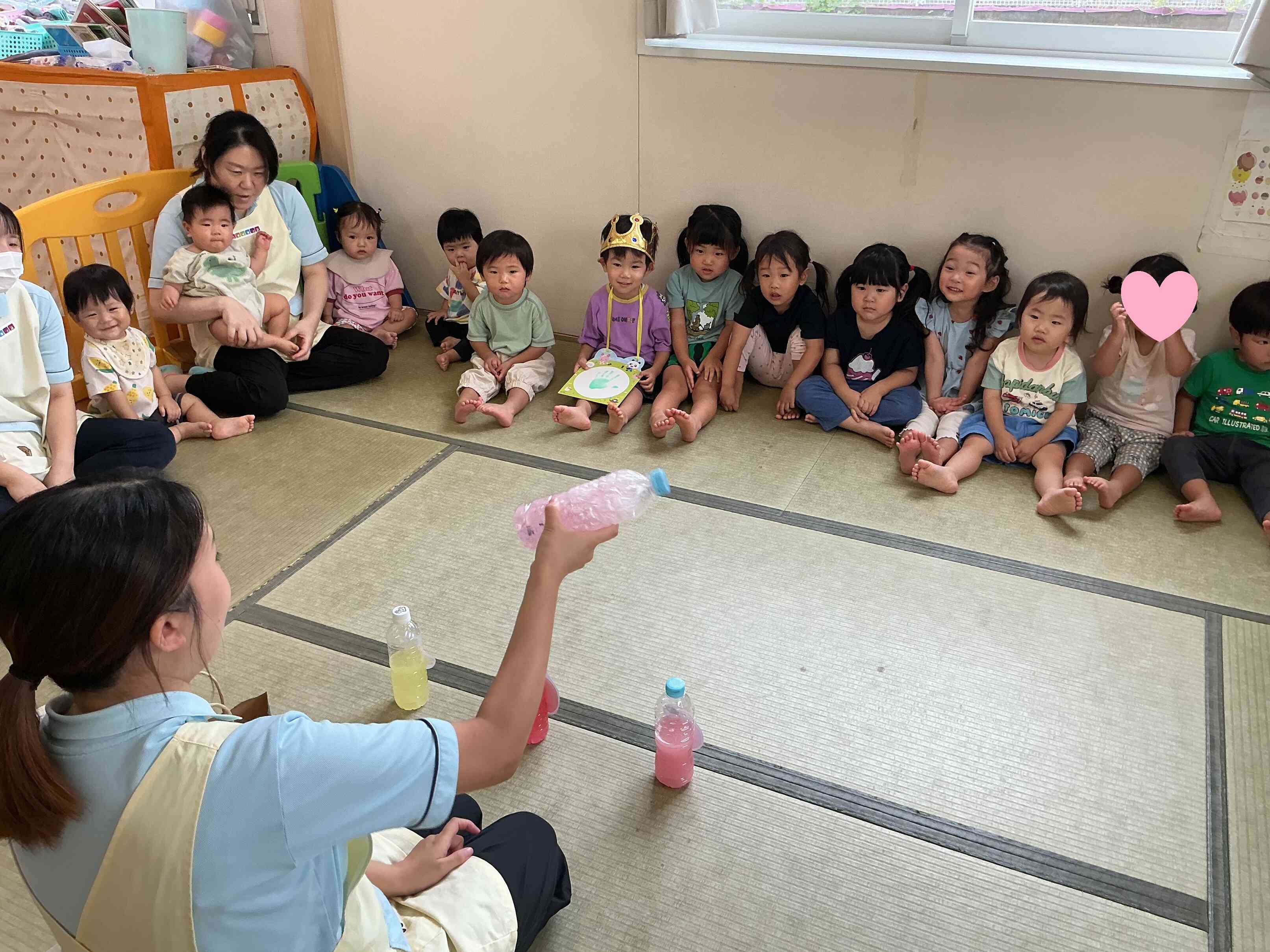 保育者からはマジックのプレゼント。「みんなの好きなジュースをつくるよ~」チチンプイプイのエイ。ペットボトルのジュースの色が次々に変わりましたよ。