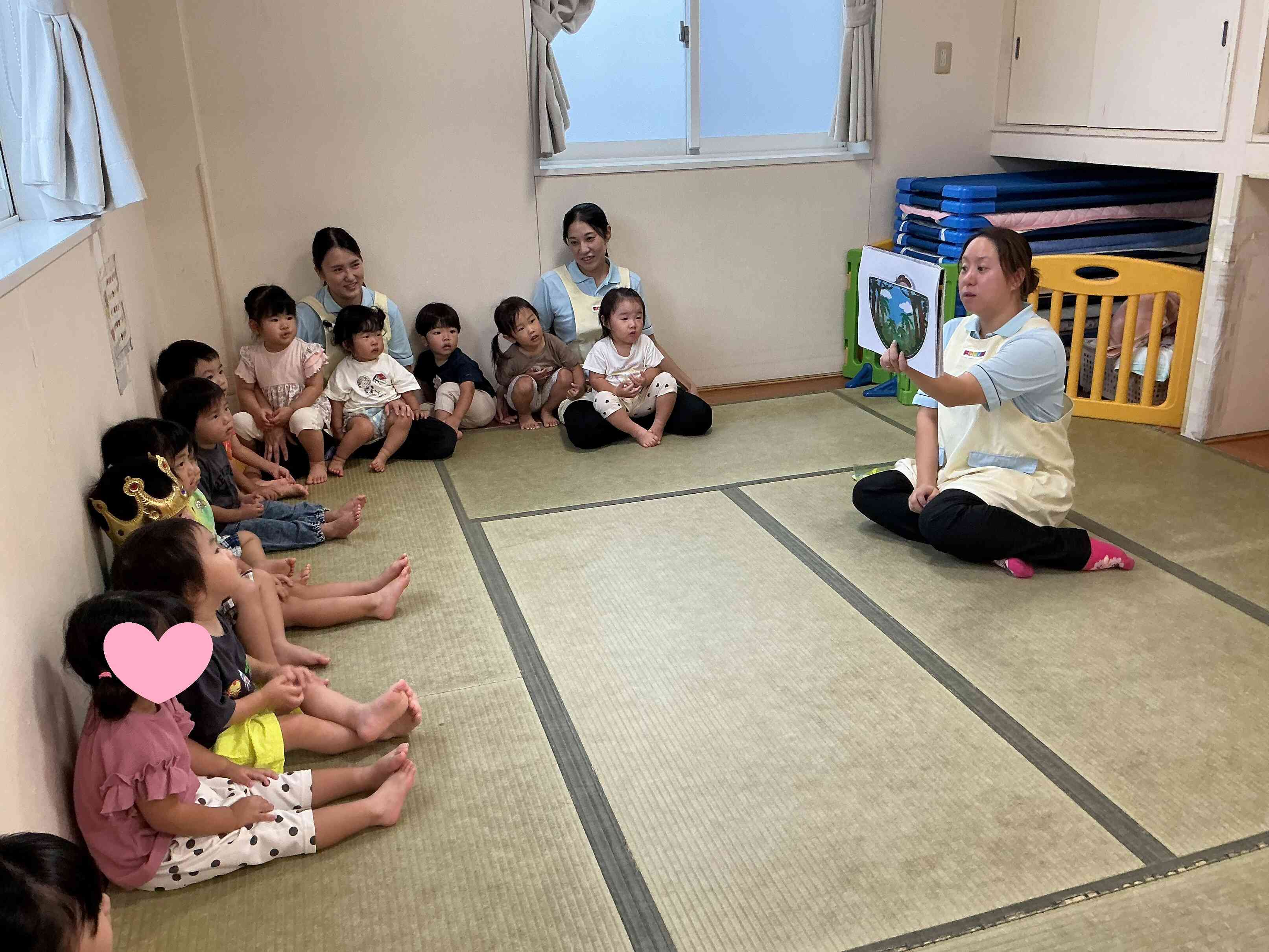 保育者からのプレゼントは、「ジャングルポケット」のスケッチブックシアターでした。