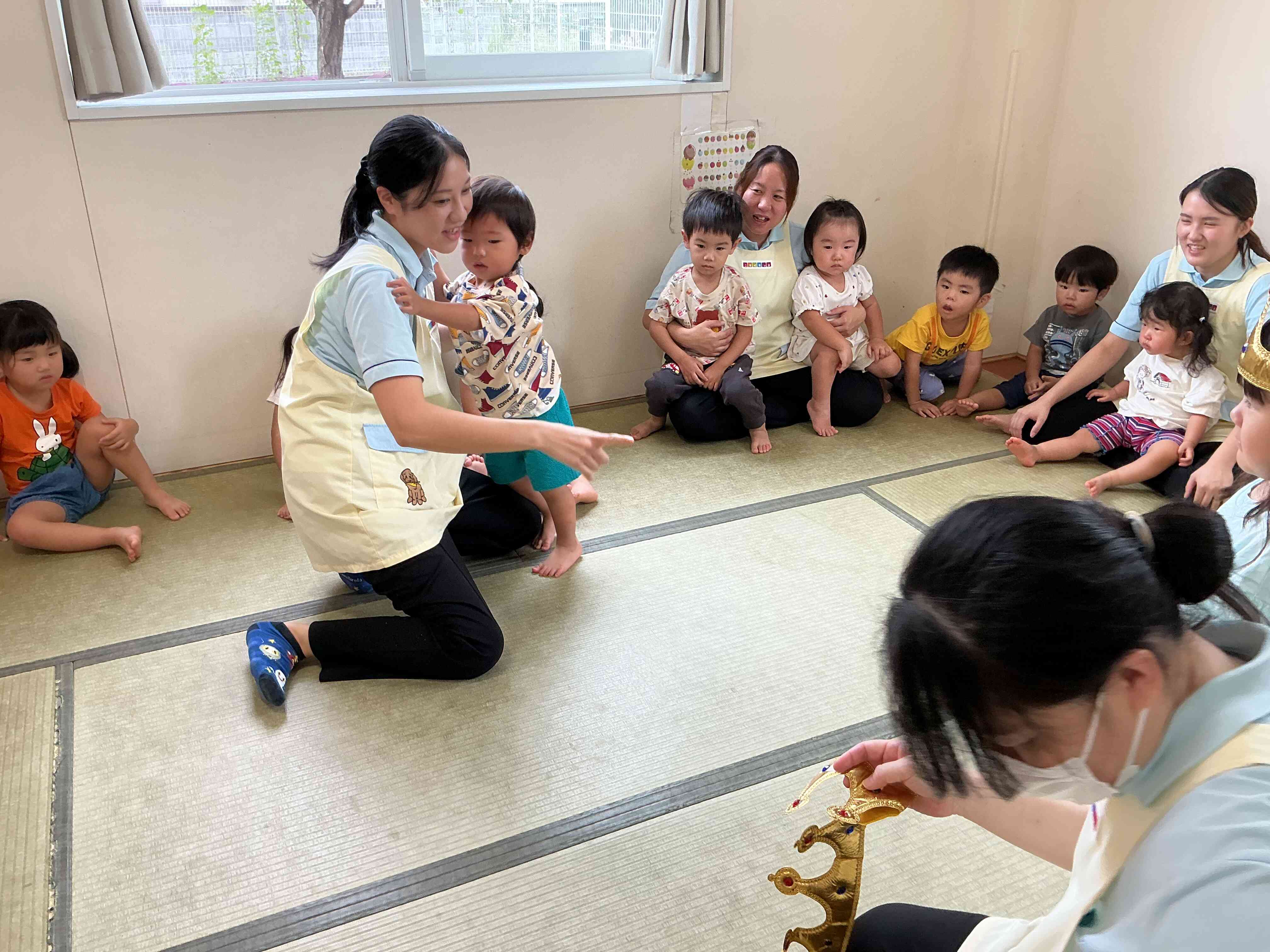お名前を呼ばれたバースデーボーイ。ちょっぴり恥ずかしくなっちゃって保育者と一緒に前に出ましたよ。