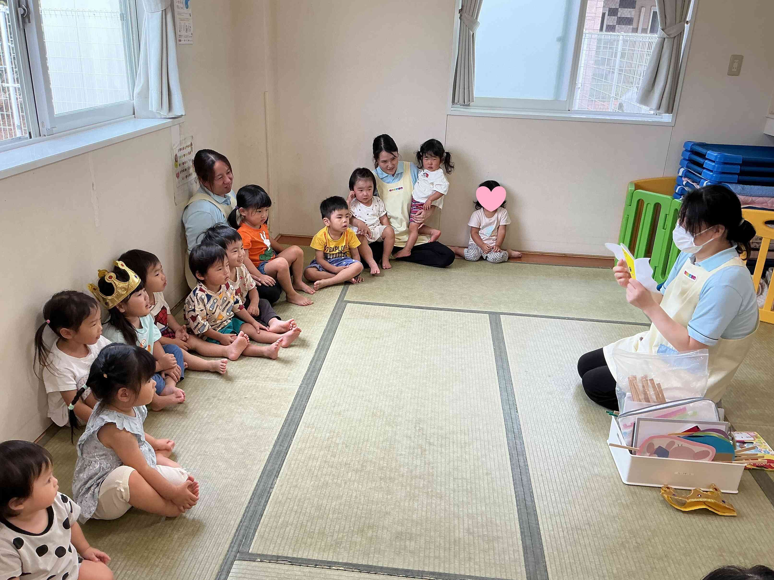 保育者からのプレゼントは、「コロコロたまご」のペープサート。