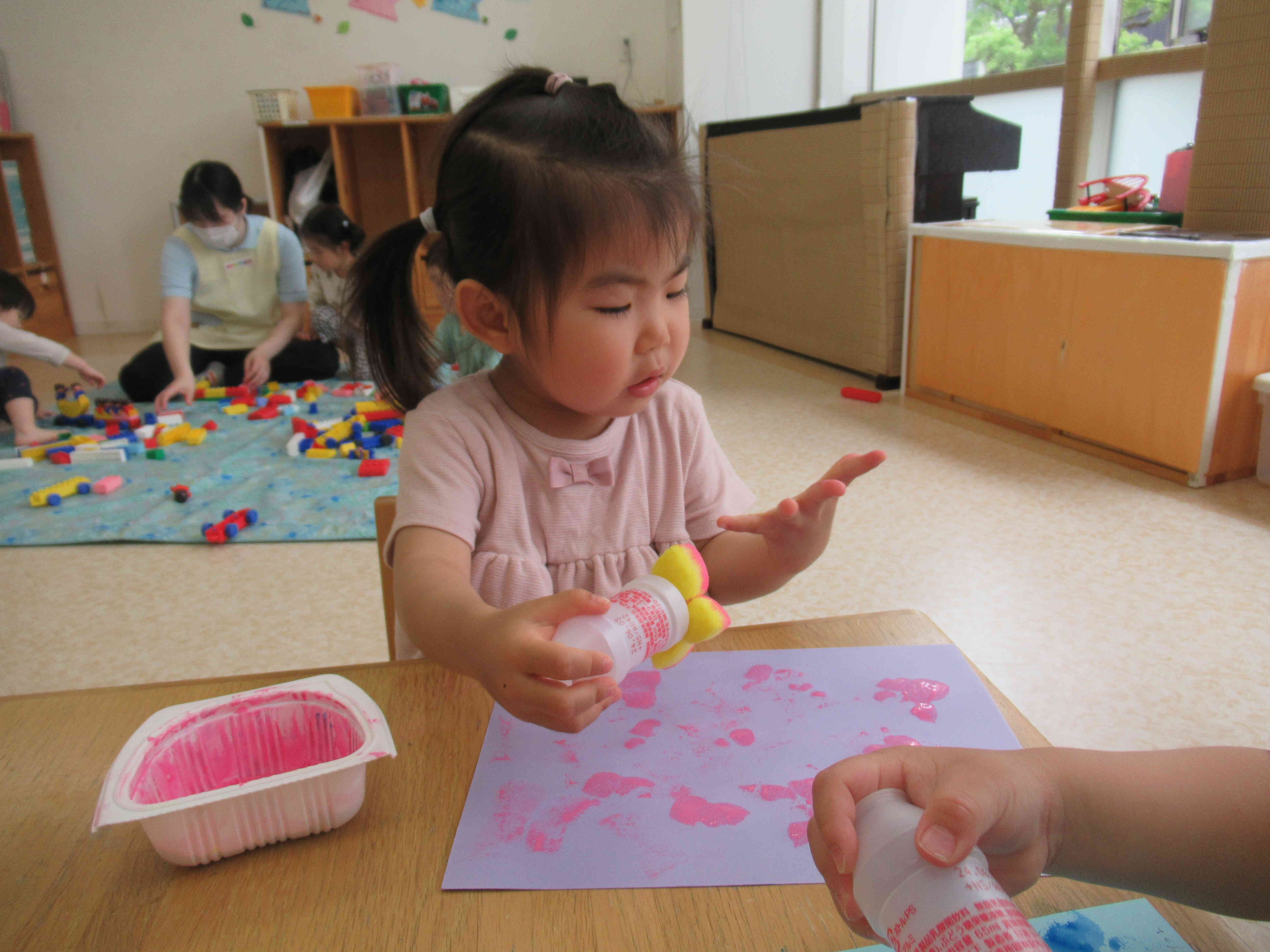 あれれ？絵の具が手についちゃったかな？