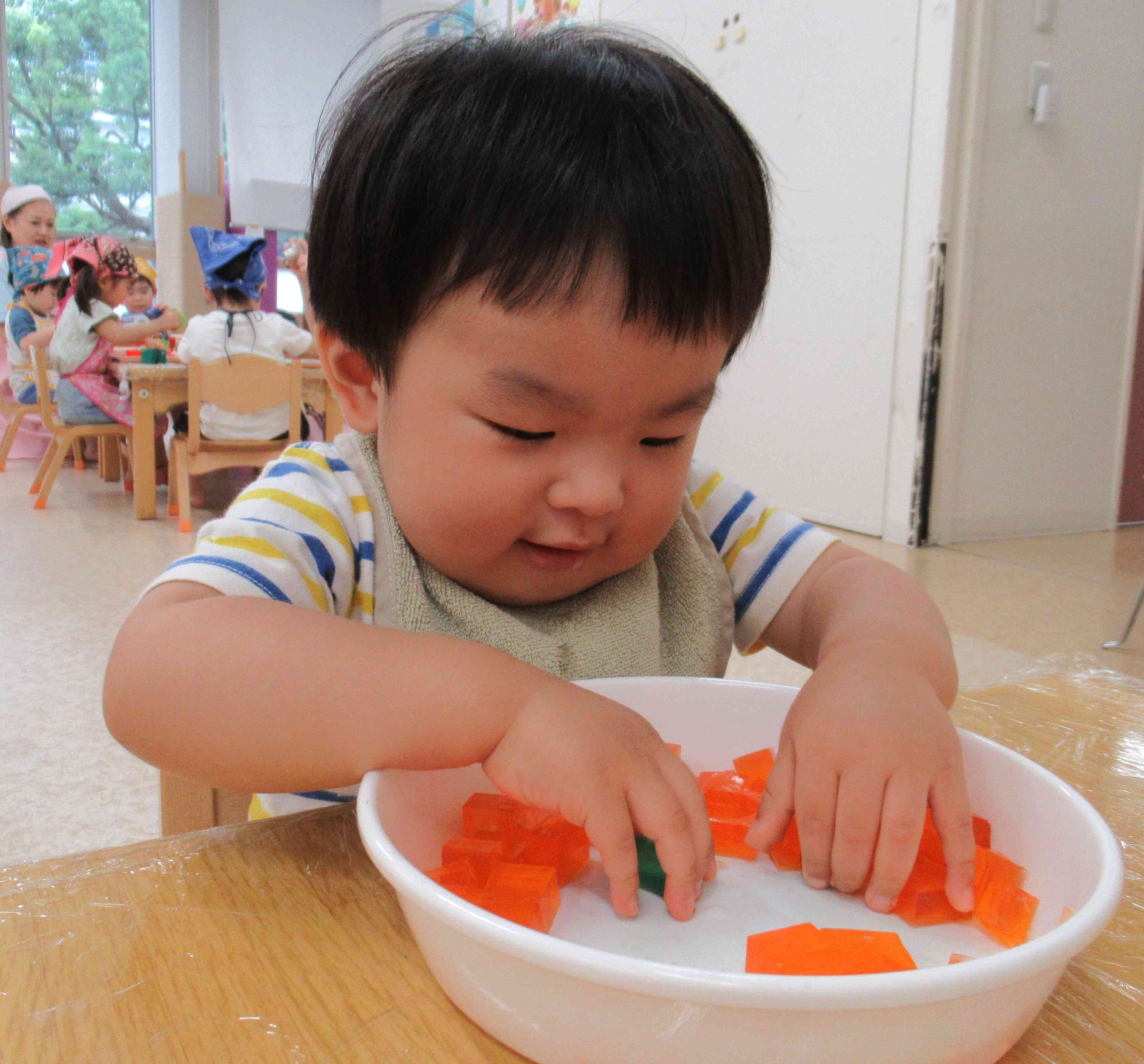 あひる組（1歳児）寒天遊び｜ニチイキッズ千葉中央第一｜ニチイキッズ