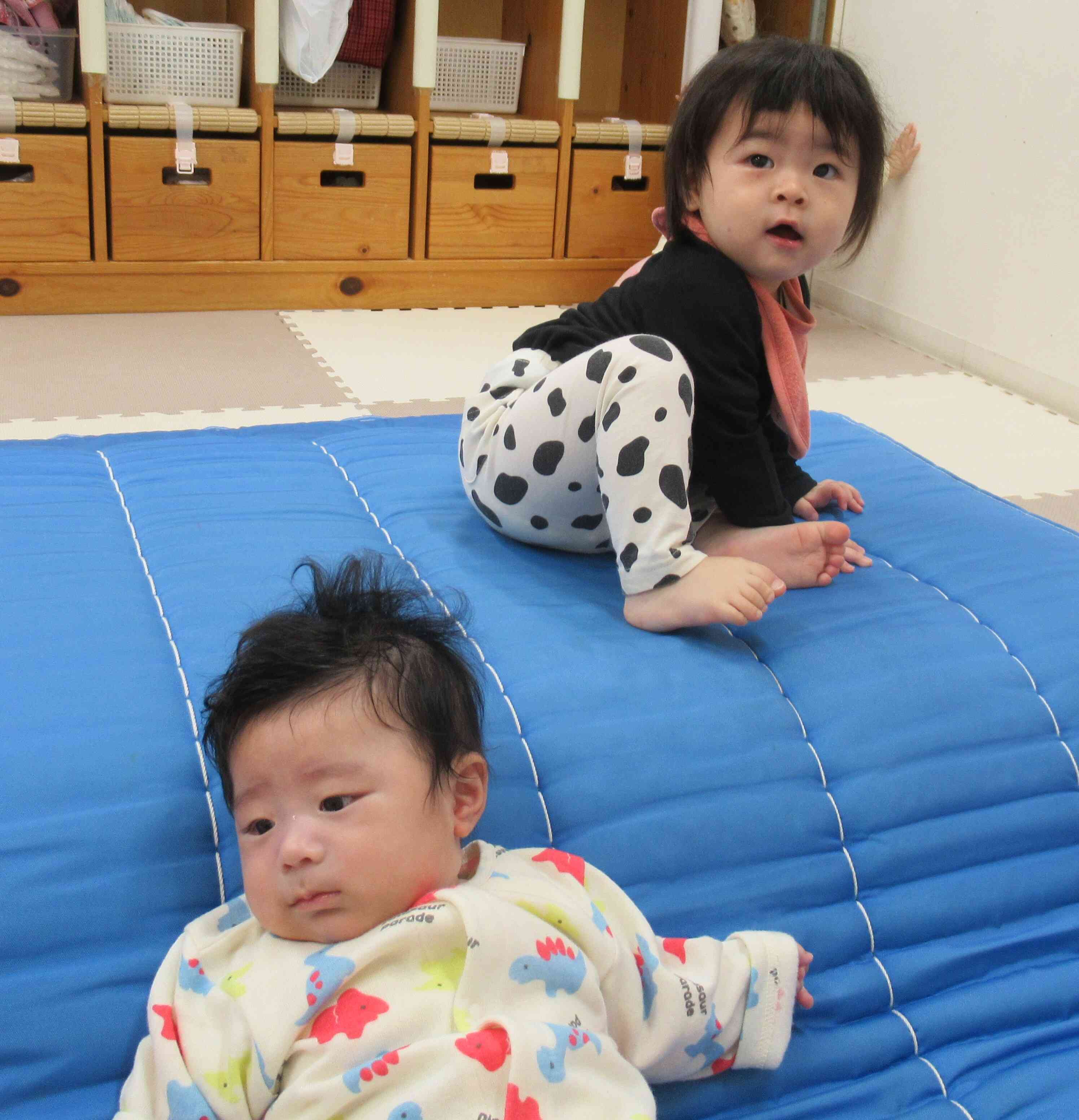 ひよこ組(0歳児) マット遊び｜ニチイキッズ千葉中央第一｜ニチイキッズ