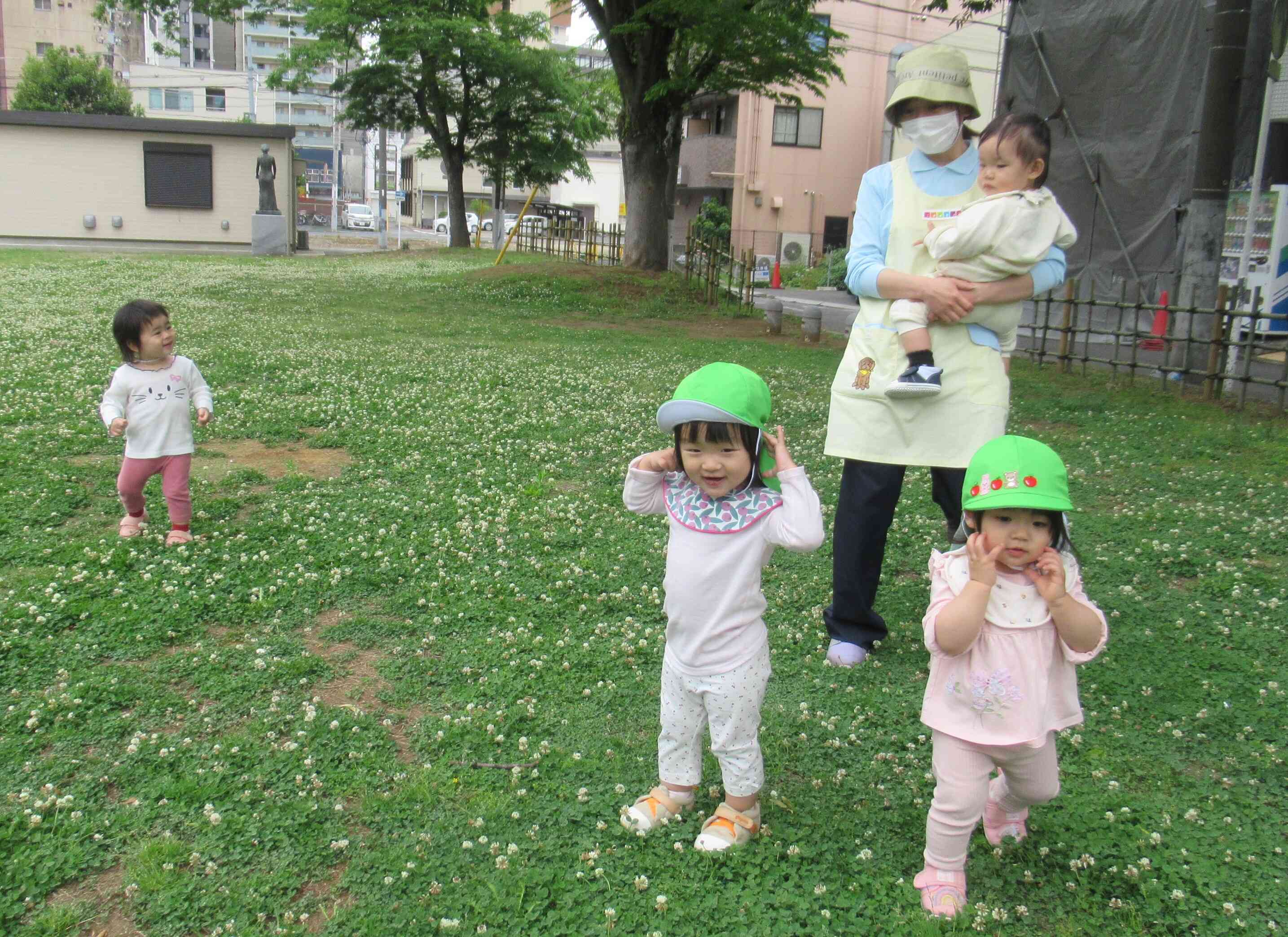 あひる組(１歳児)　戸外遊び