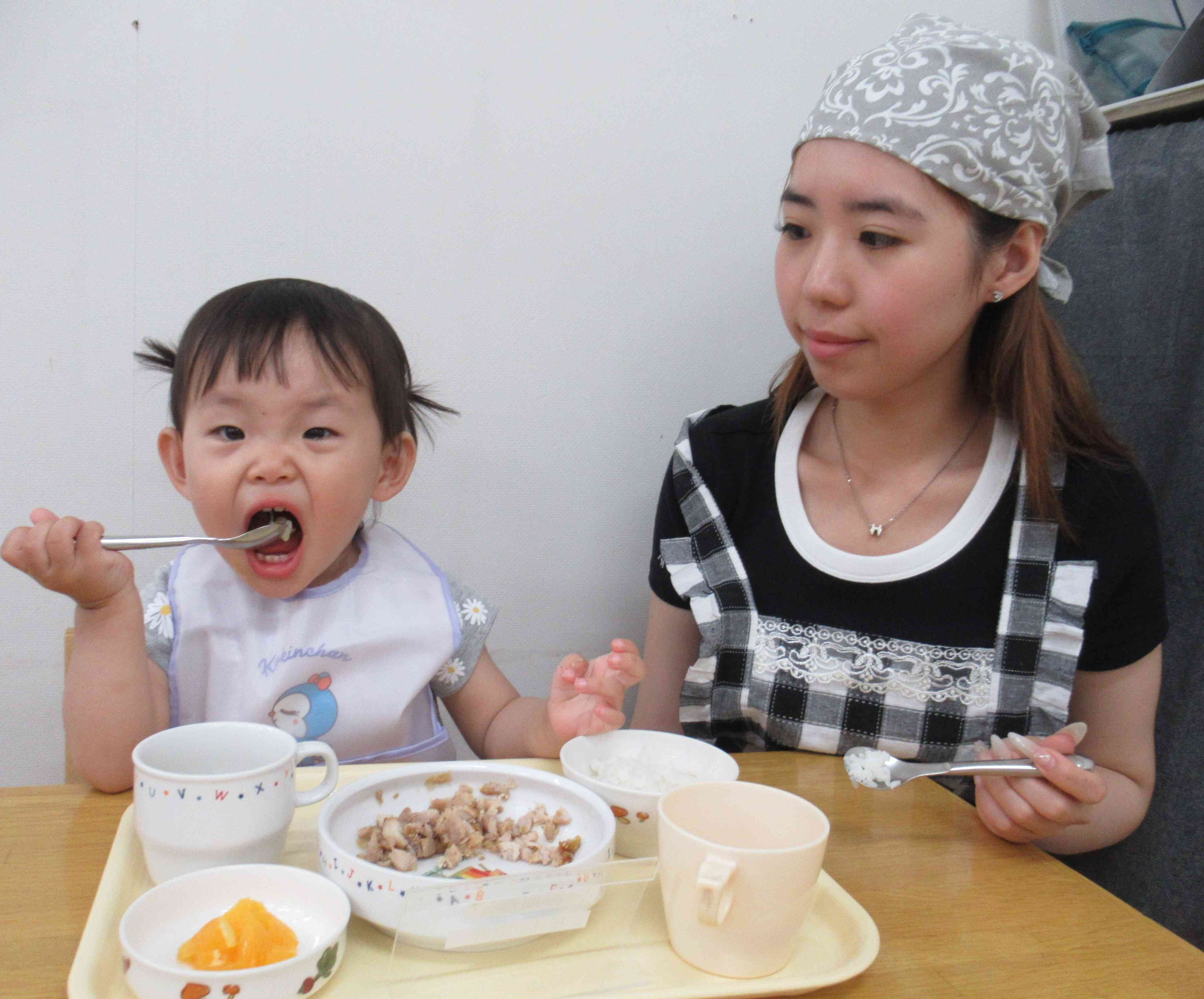 ママと一緒に食べる給食は美味しいね。