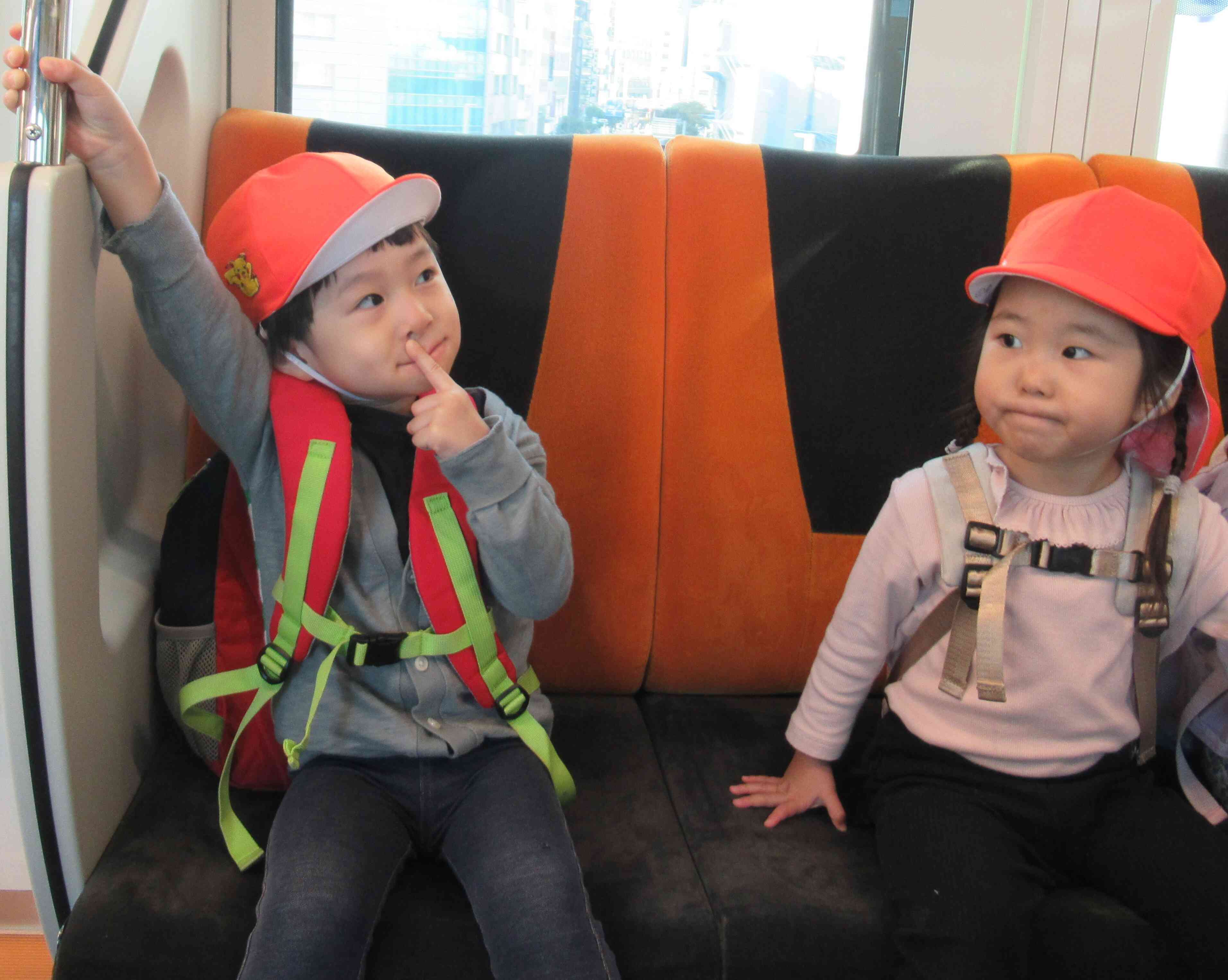 モノレールでは「しー!」のお約束だね