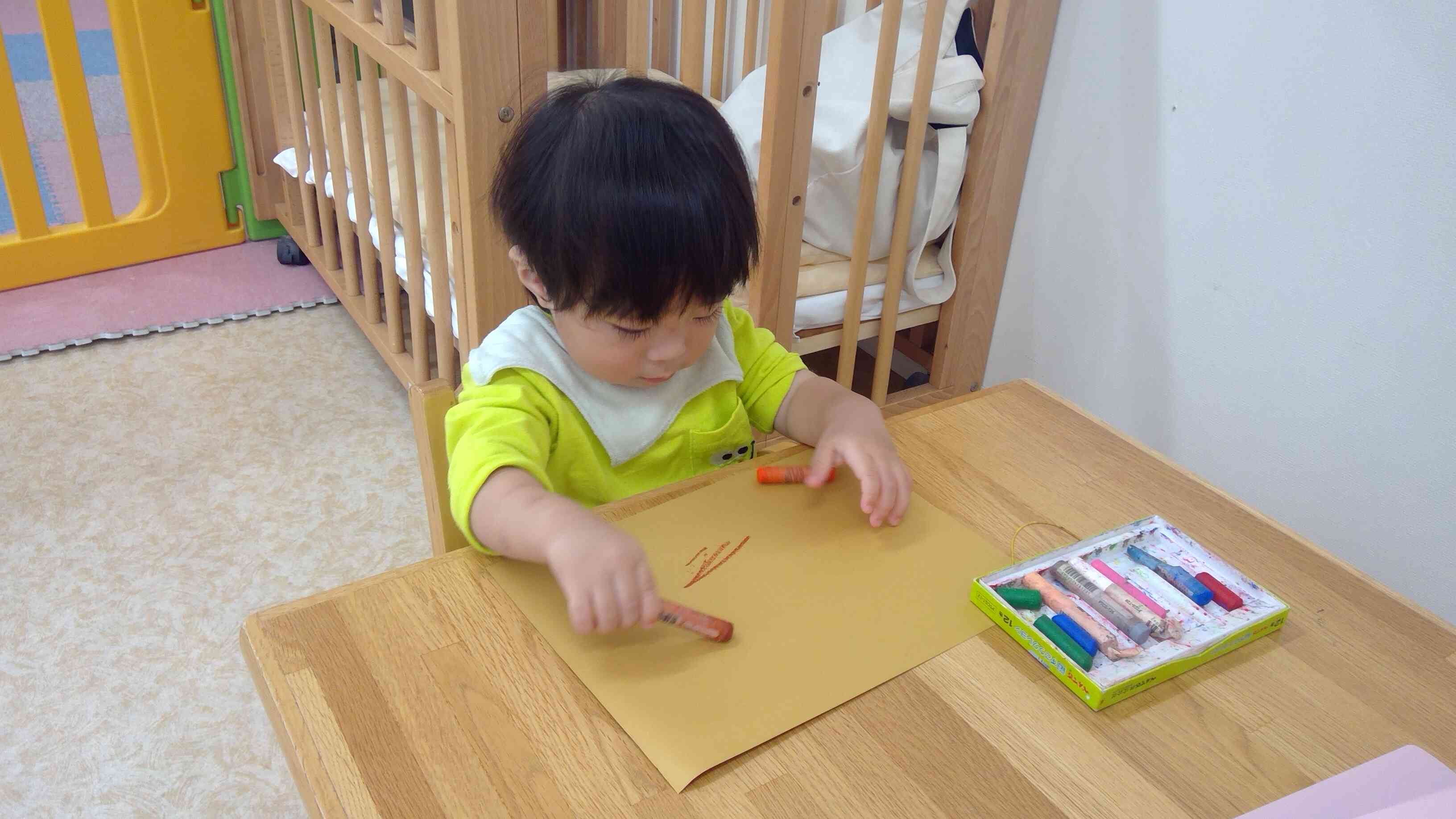 一生懸命かきかき・・・　どんなお顔ができるかな？