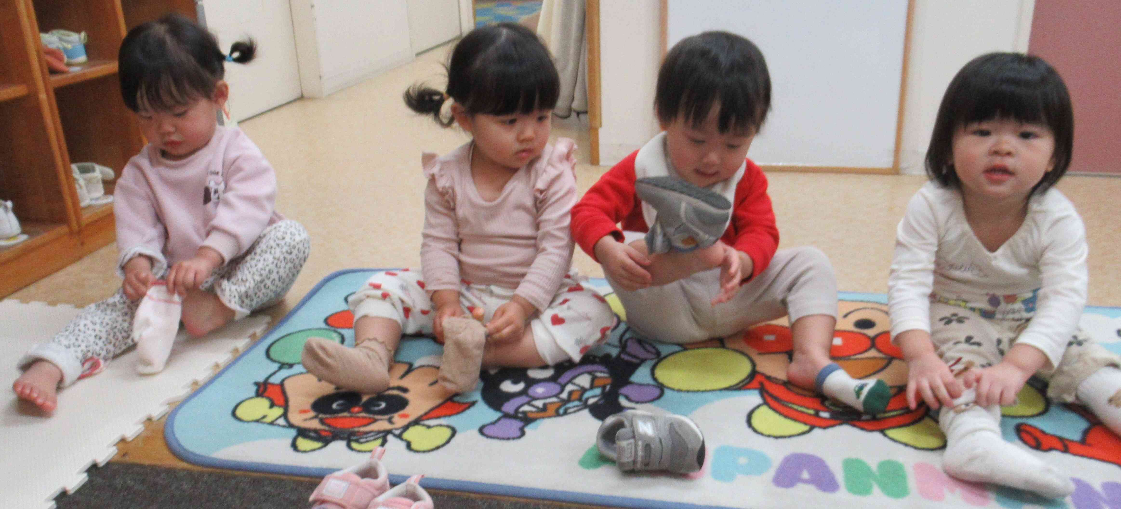 あひる組(１歳児) 散歩準備