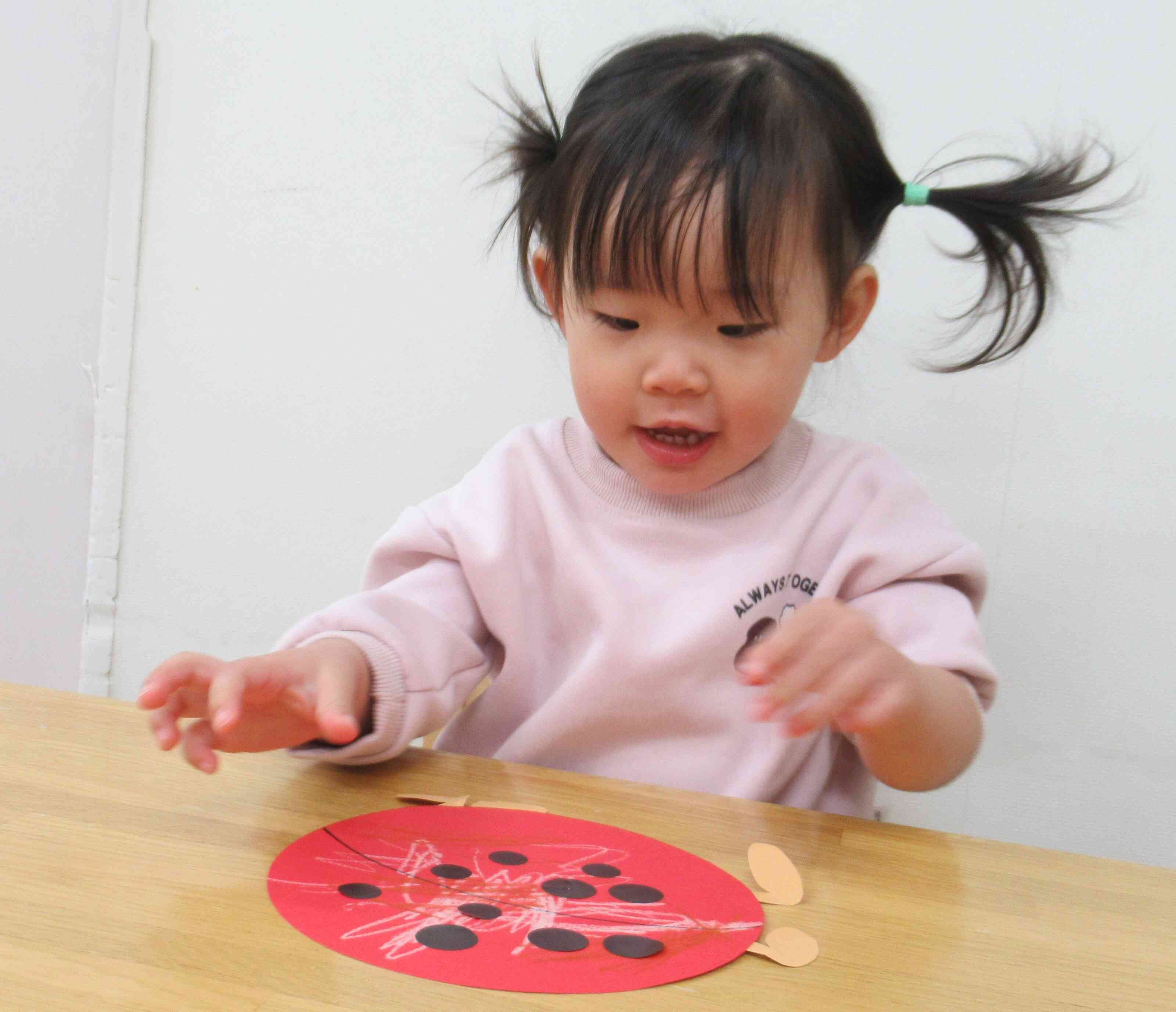 シールにお絵描き…楽しいな～