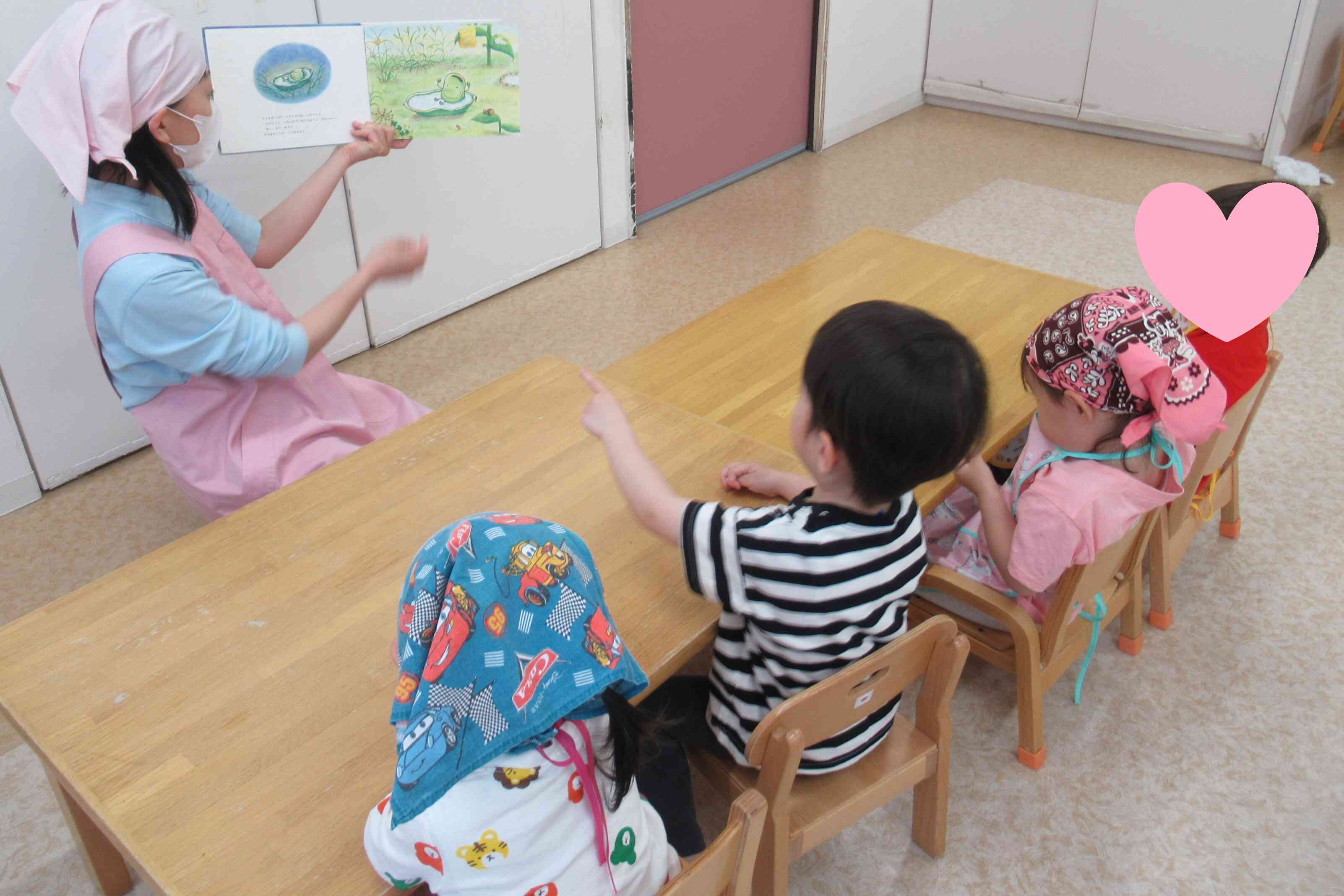 うさぎ組（2歳児）食育「そら豆のさやむき」