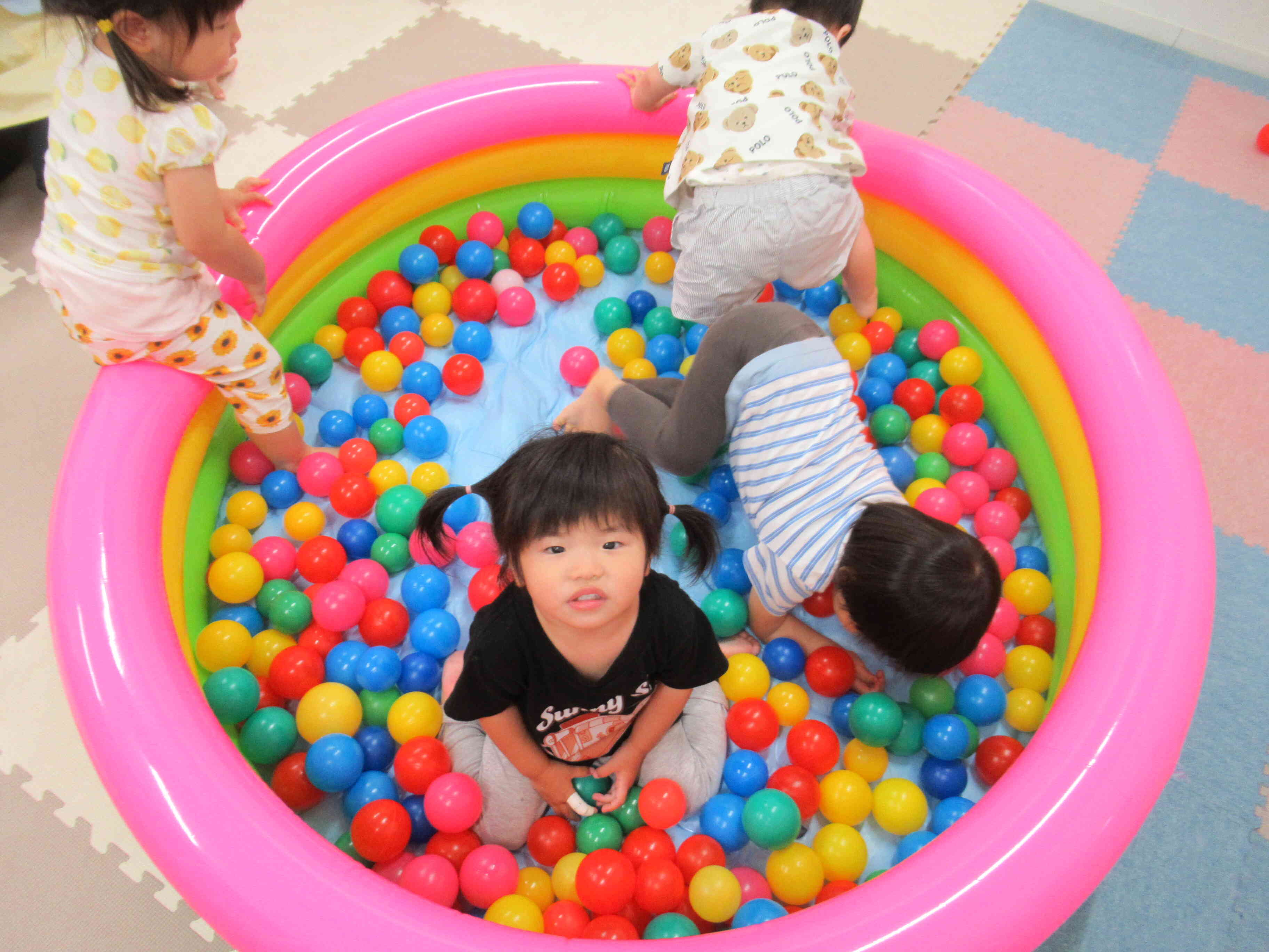大きいプールはみんなで入れるよ！
