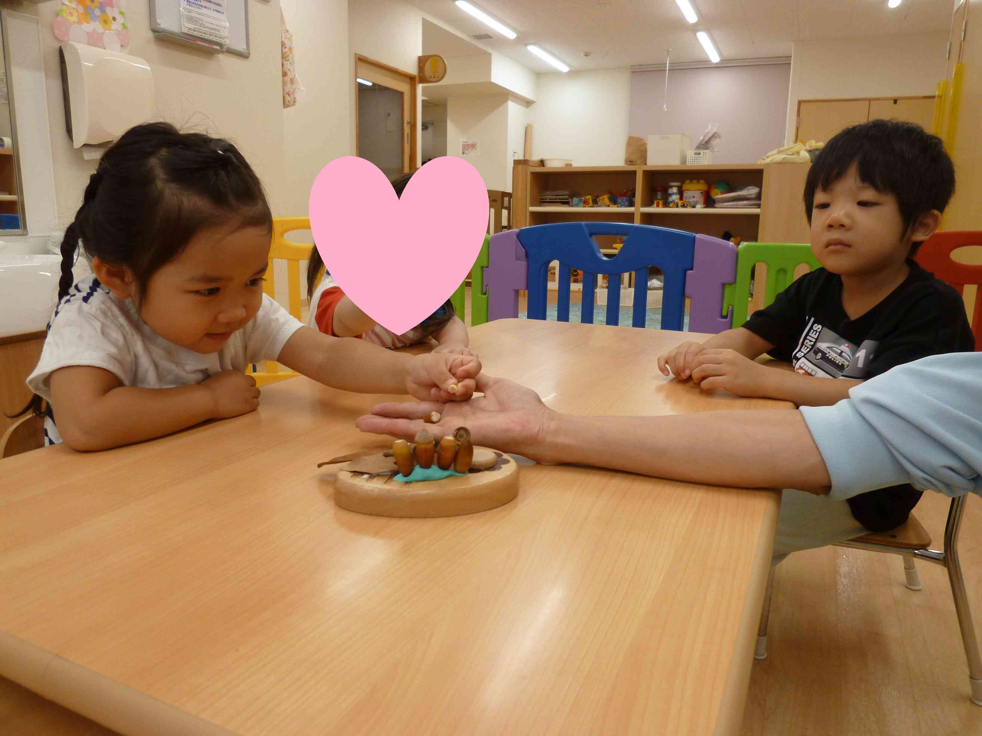 どんぐりで製作をしました