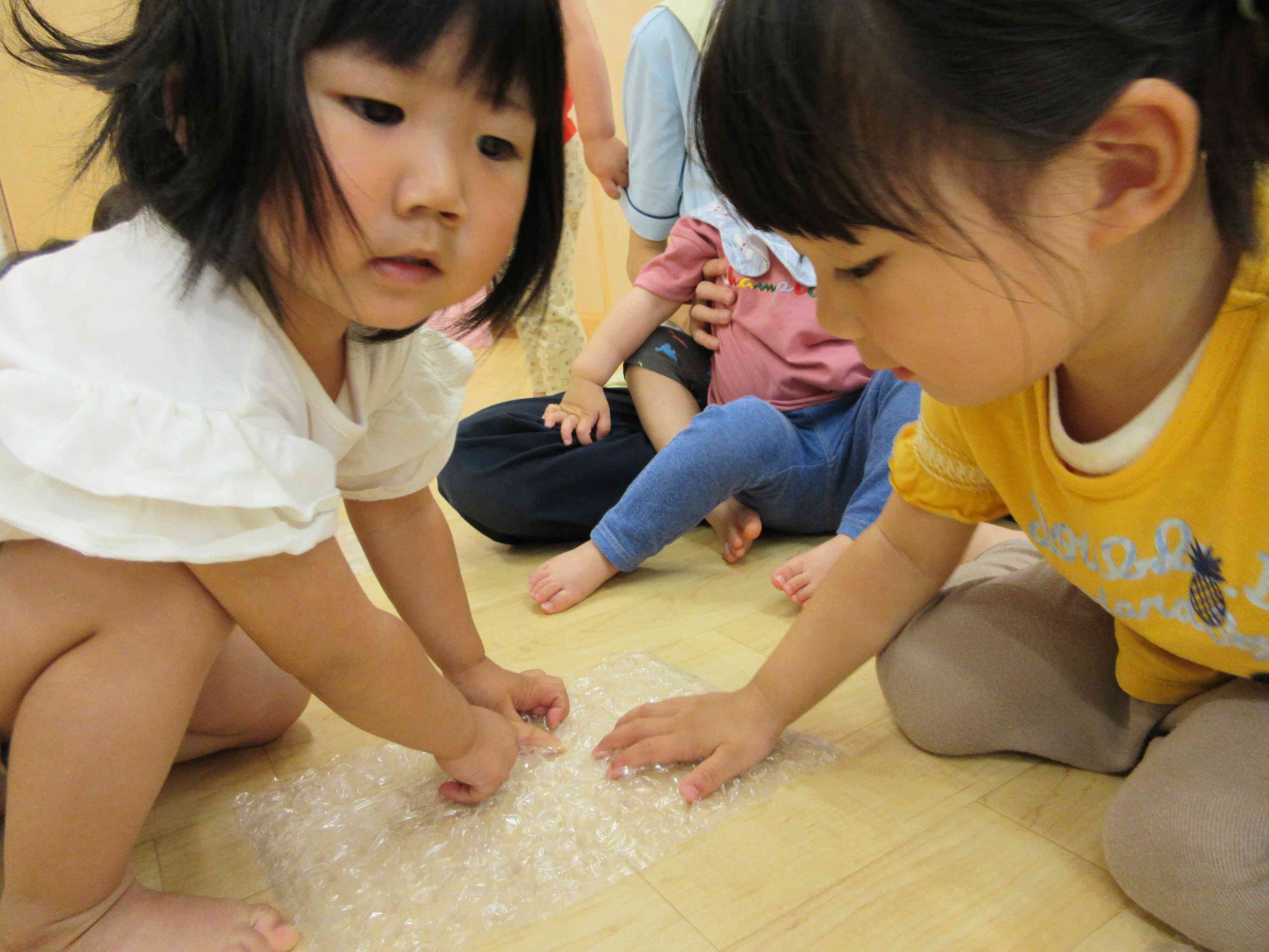 仲良く触る女の子たち。