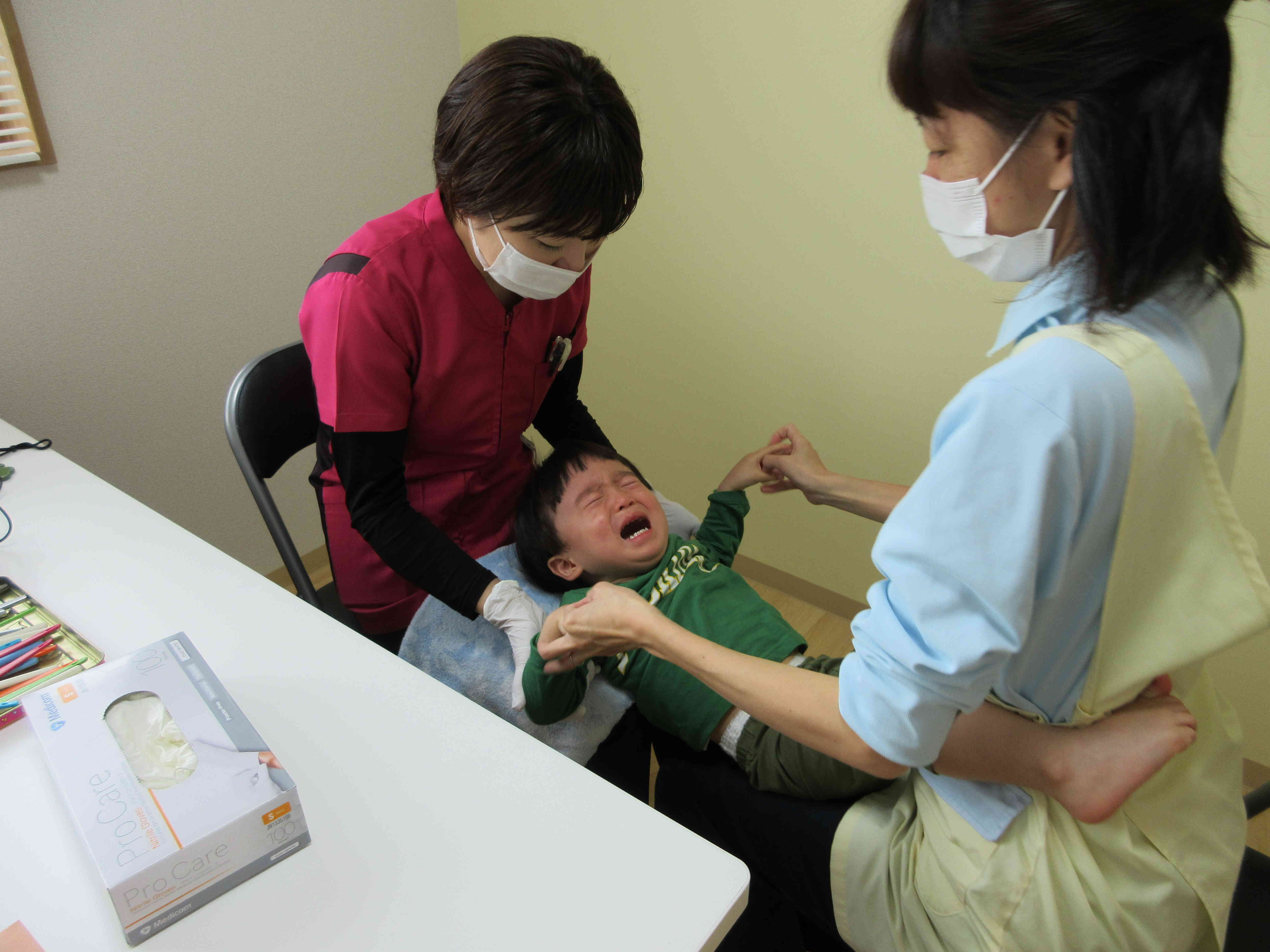 あひる組のお友達は、泣いてしまいましたが口を開けることができました。
