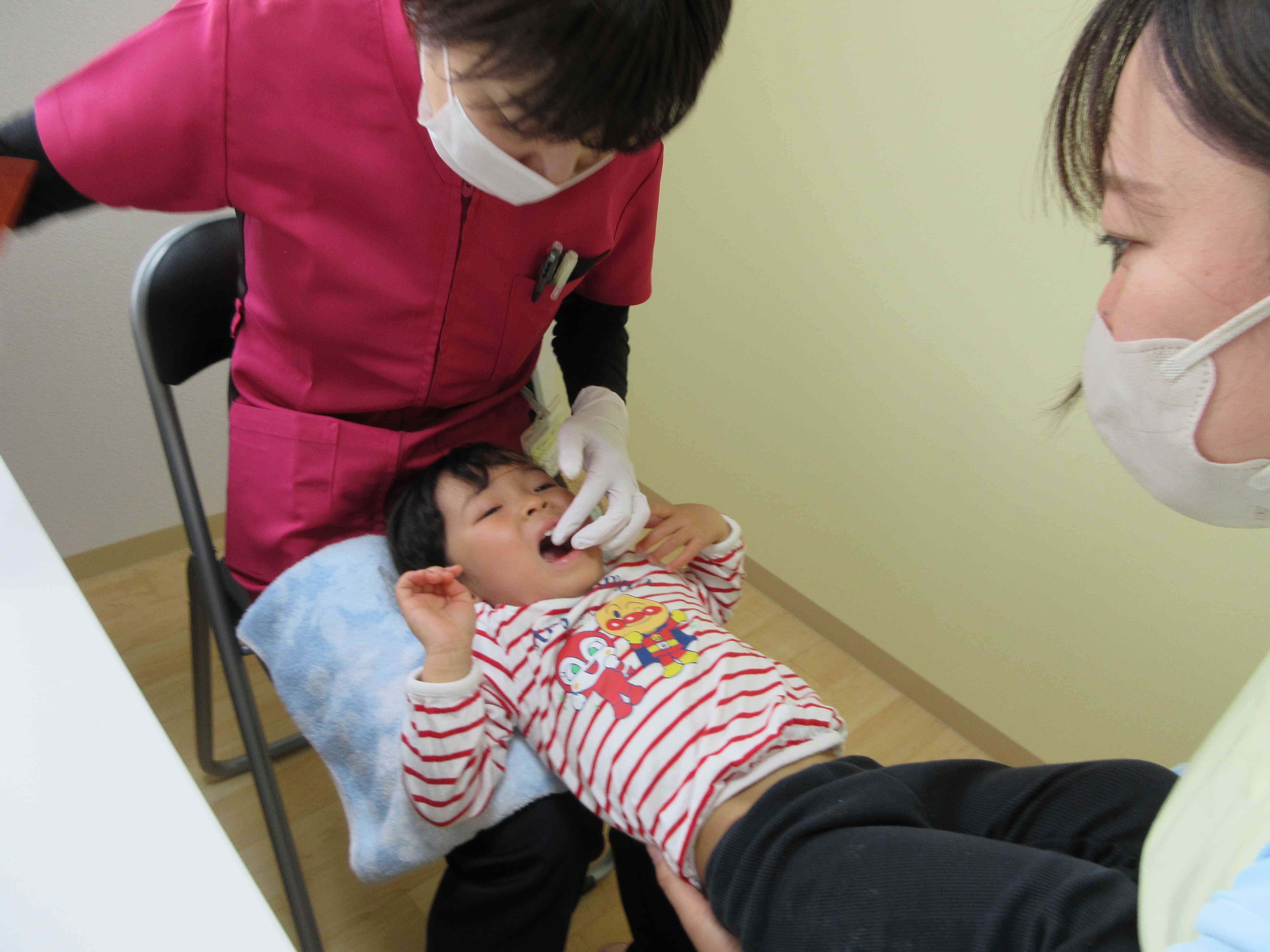笑顔で「あー」をしていました。