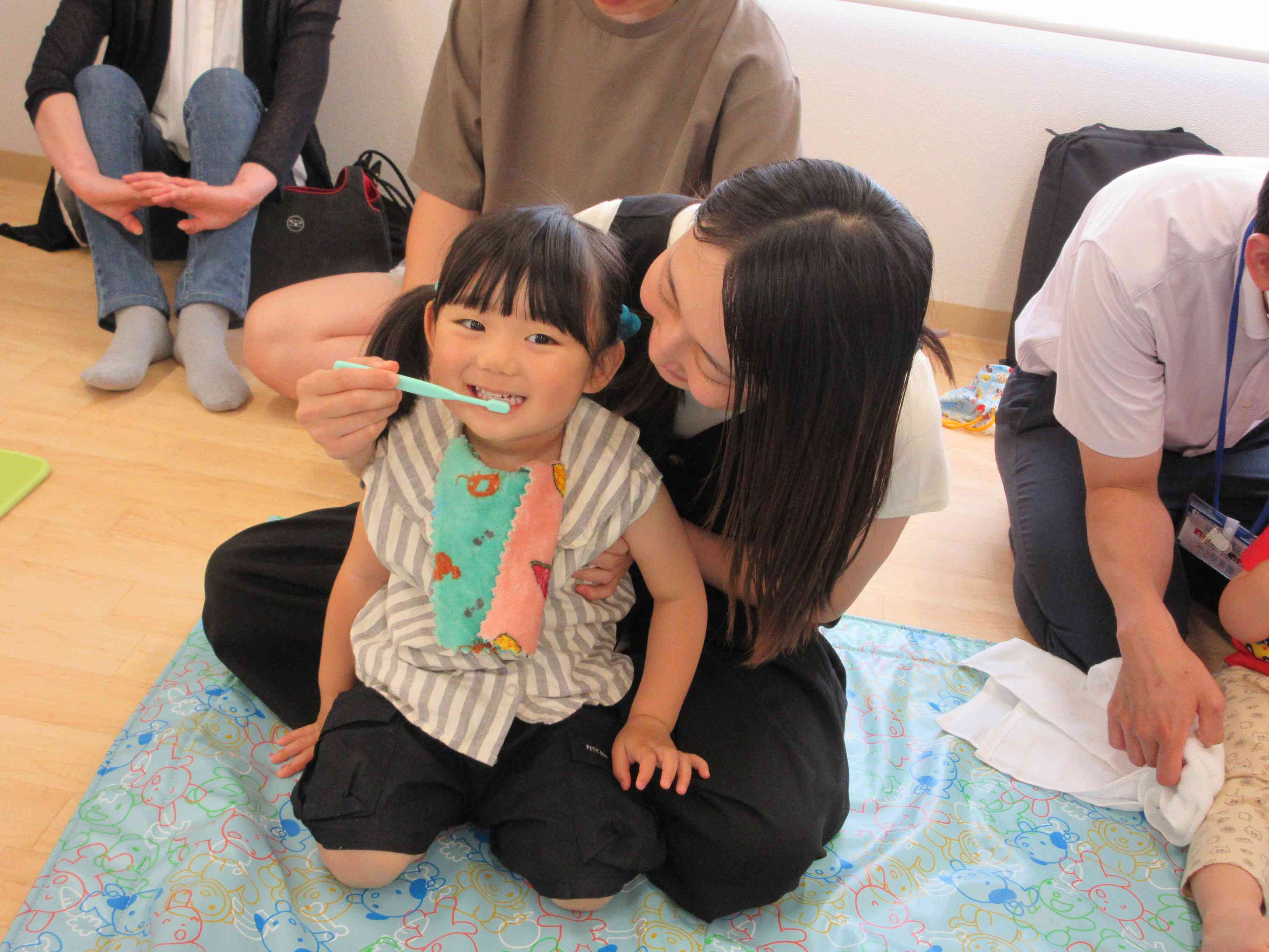 お母さんもお友達も一緒の歯磨き楽しいね
