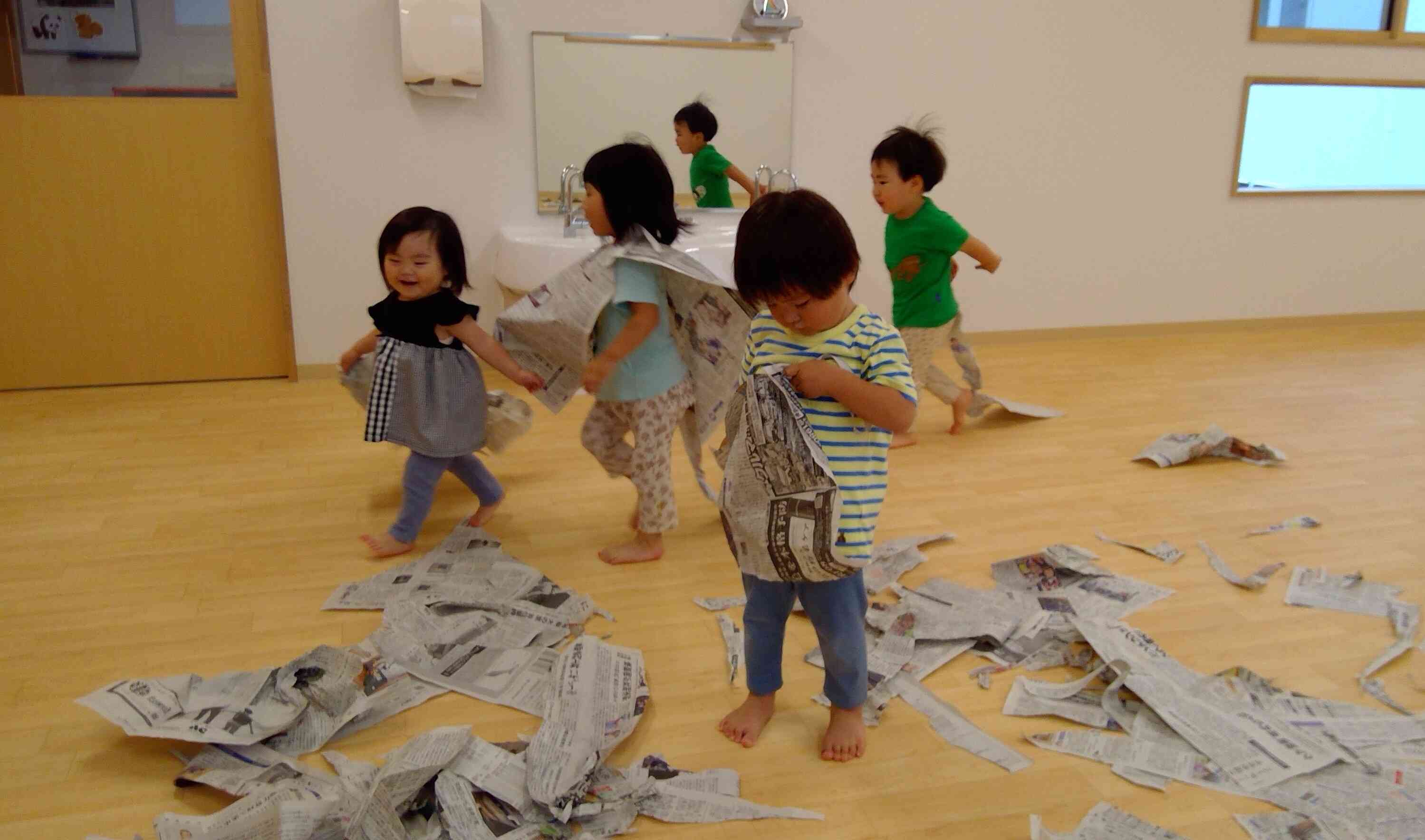 しっぽやお洋服になった新聞紙たち。走るとまた楽しいね。