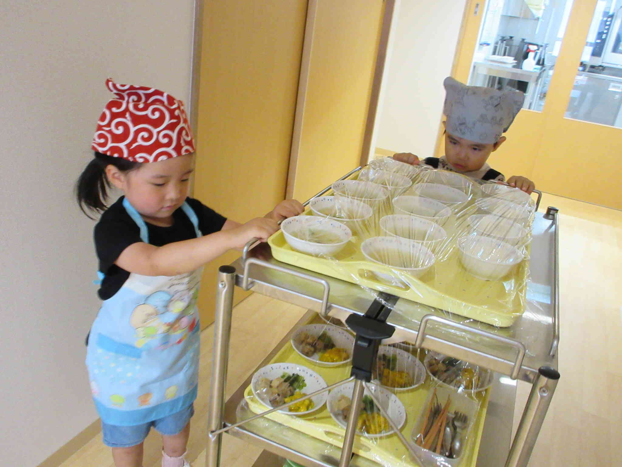 エプロンをつけて給食当番を頑張ったよ。