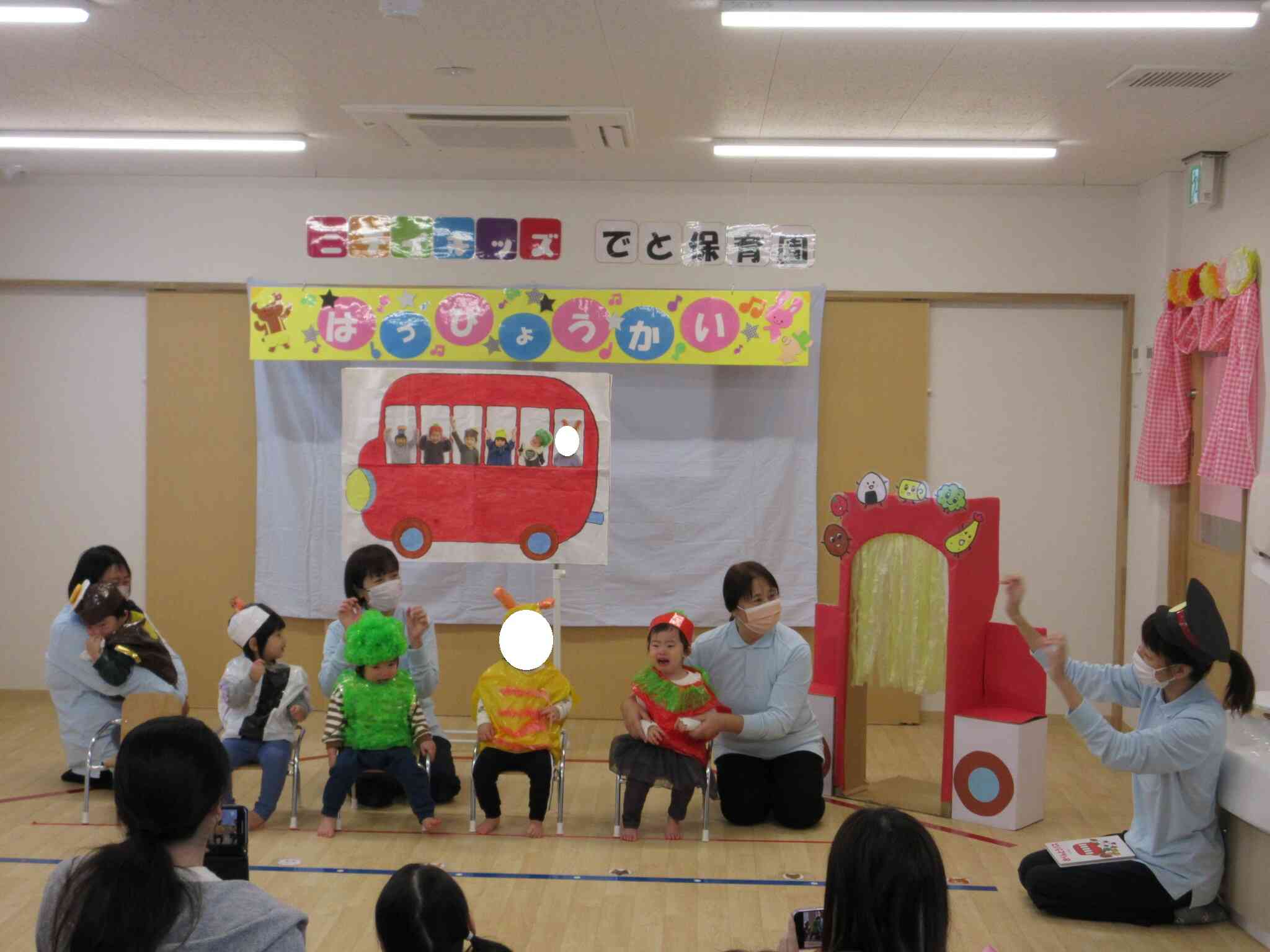 おべんとうバスが走ります～の歌に合わせて手遊びをしました。