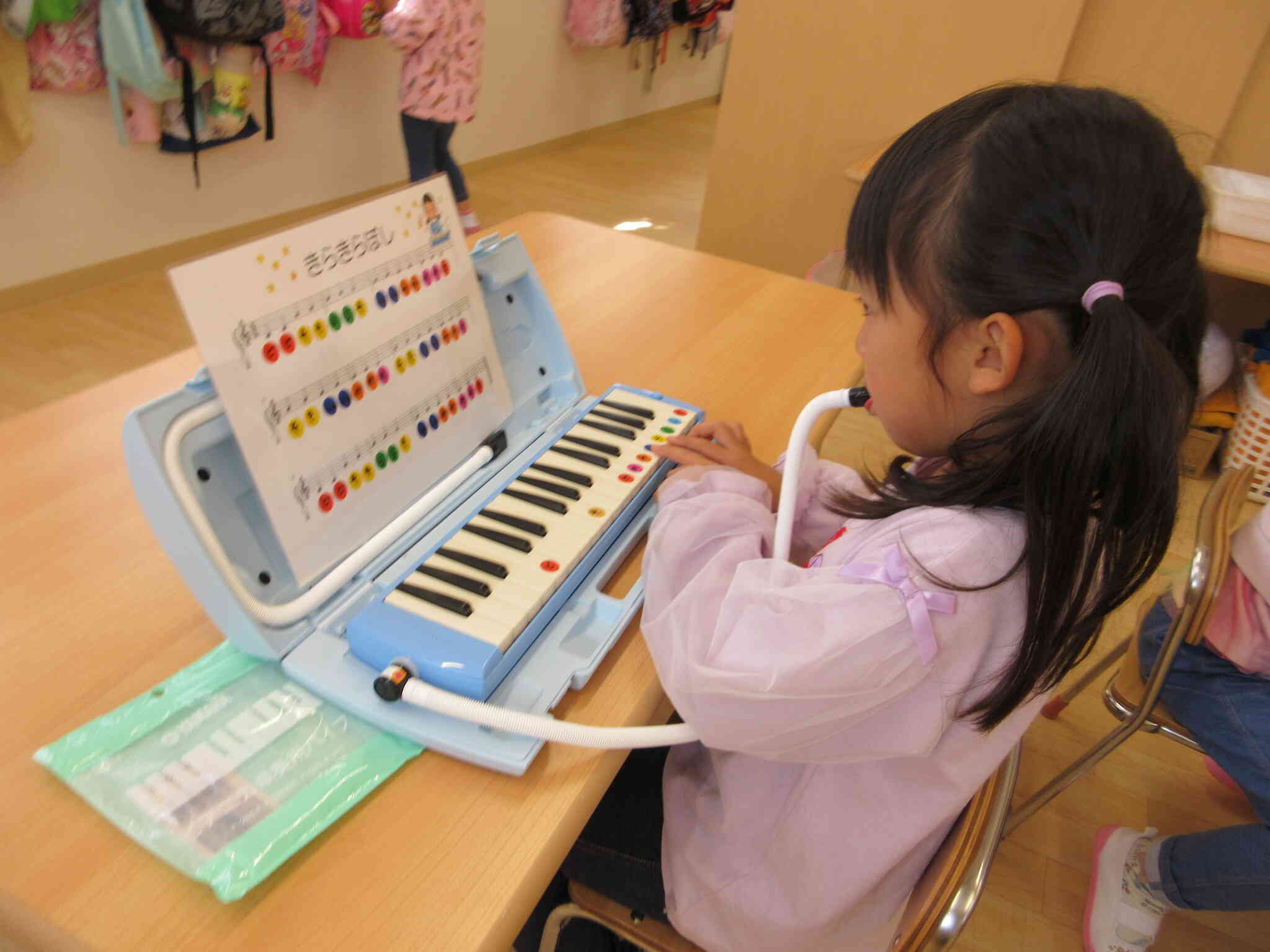 楽譜を見ながら演奏。難しいけどできると嬉しいね