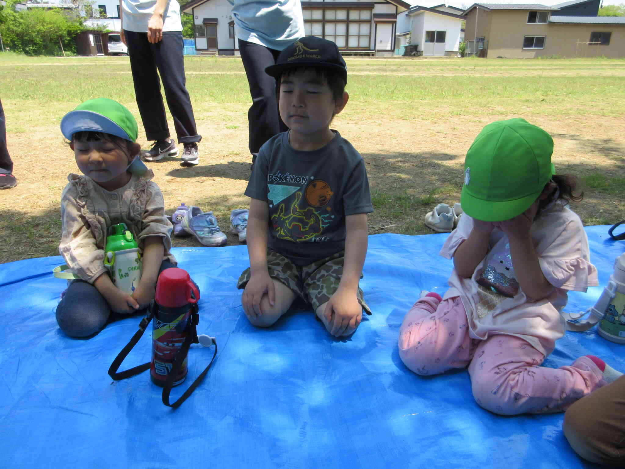 お弁当目つぶって待っていよう