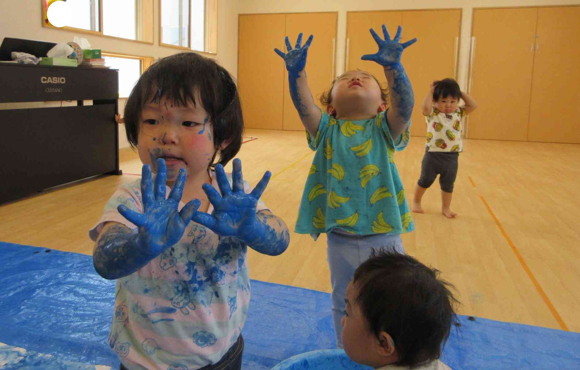 絵の具で遊ぼう（1歳児）