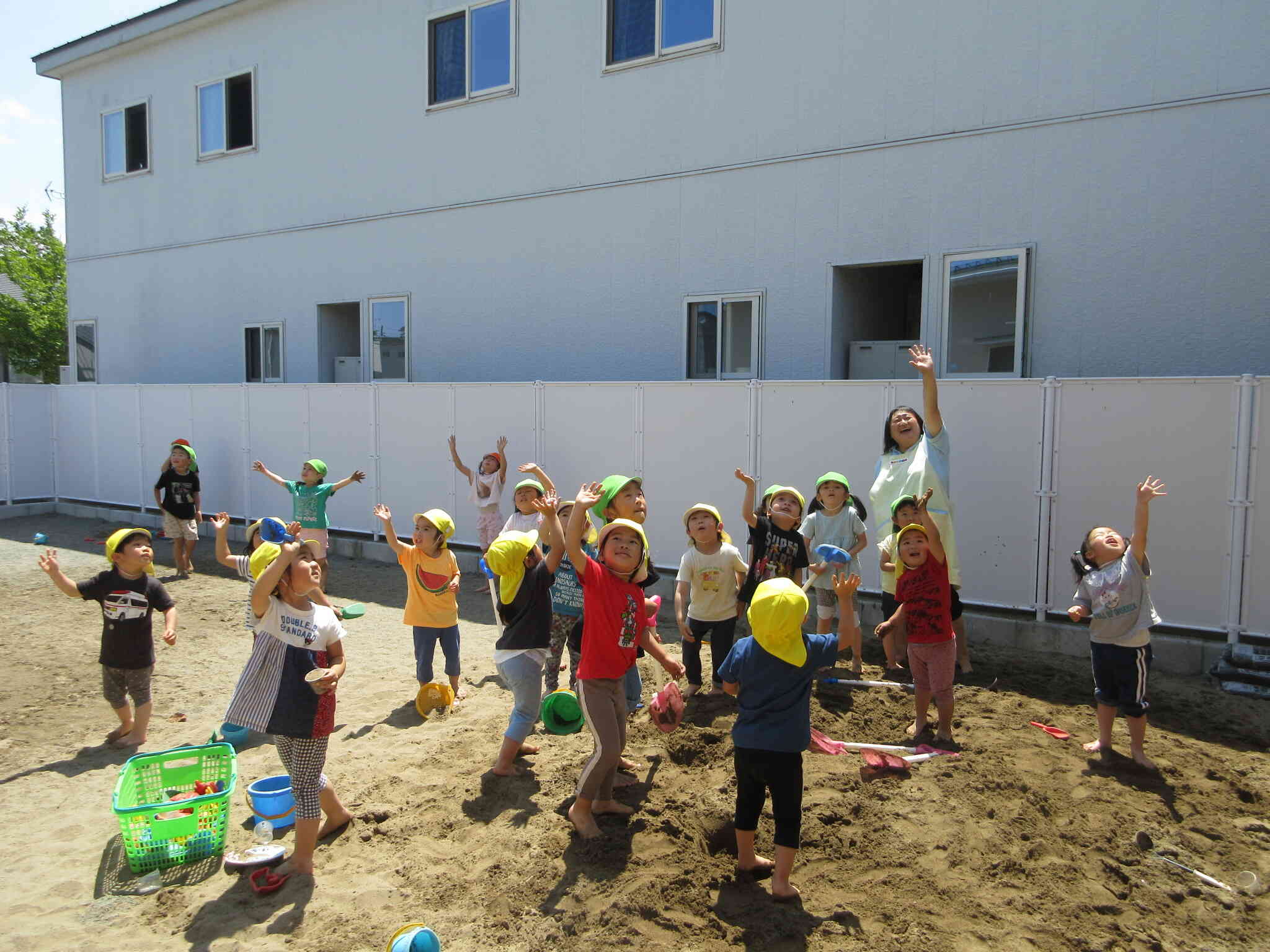 裸足になって園庭遊び①~3.4.5歳児~