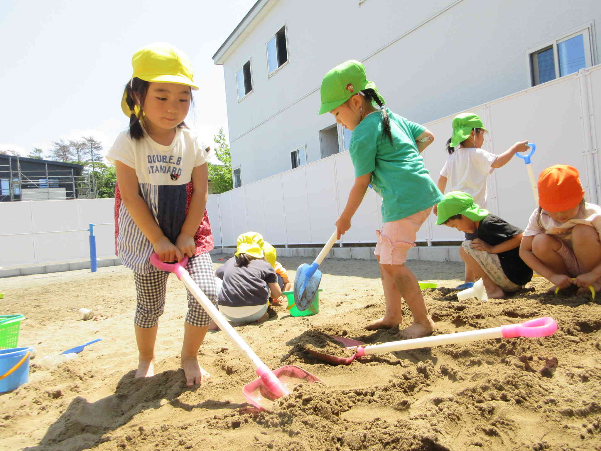 こちらは工事中！大きなお山を作ろうとしています。