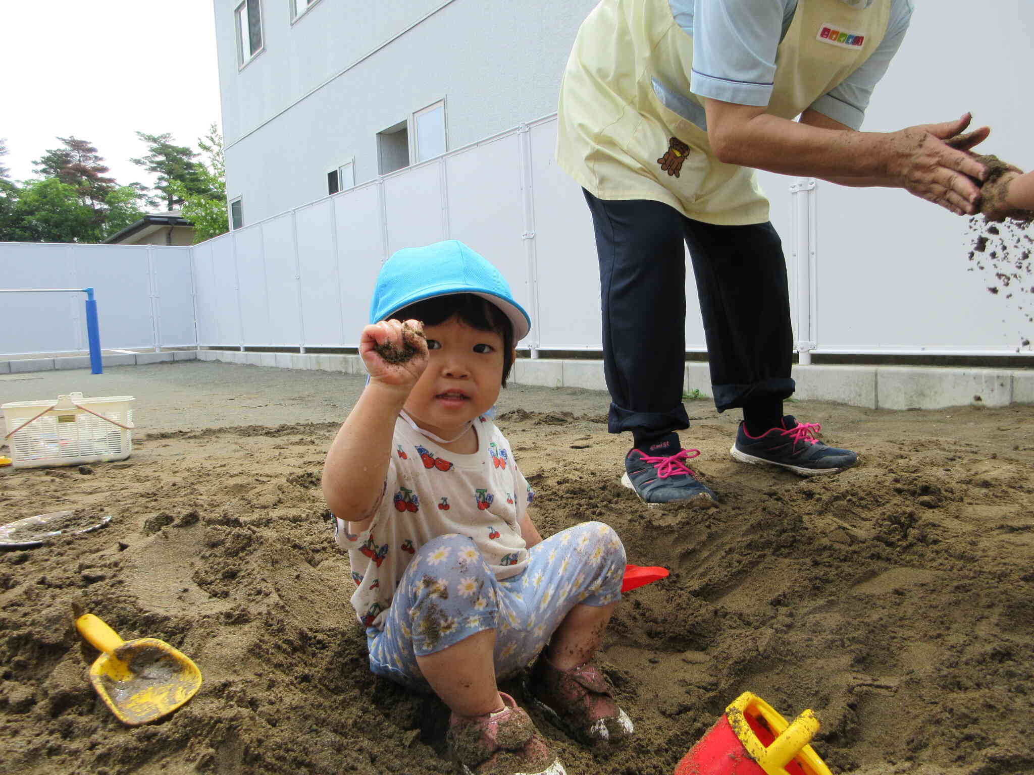 砂場に作った穴をお風呂に見立てて、くつろぎのひと時
